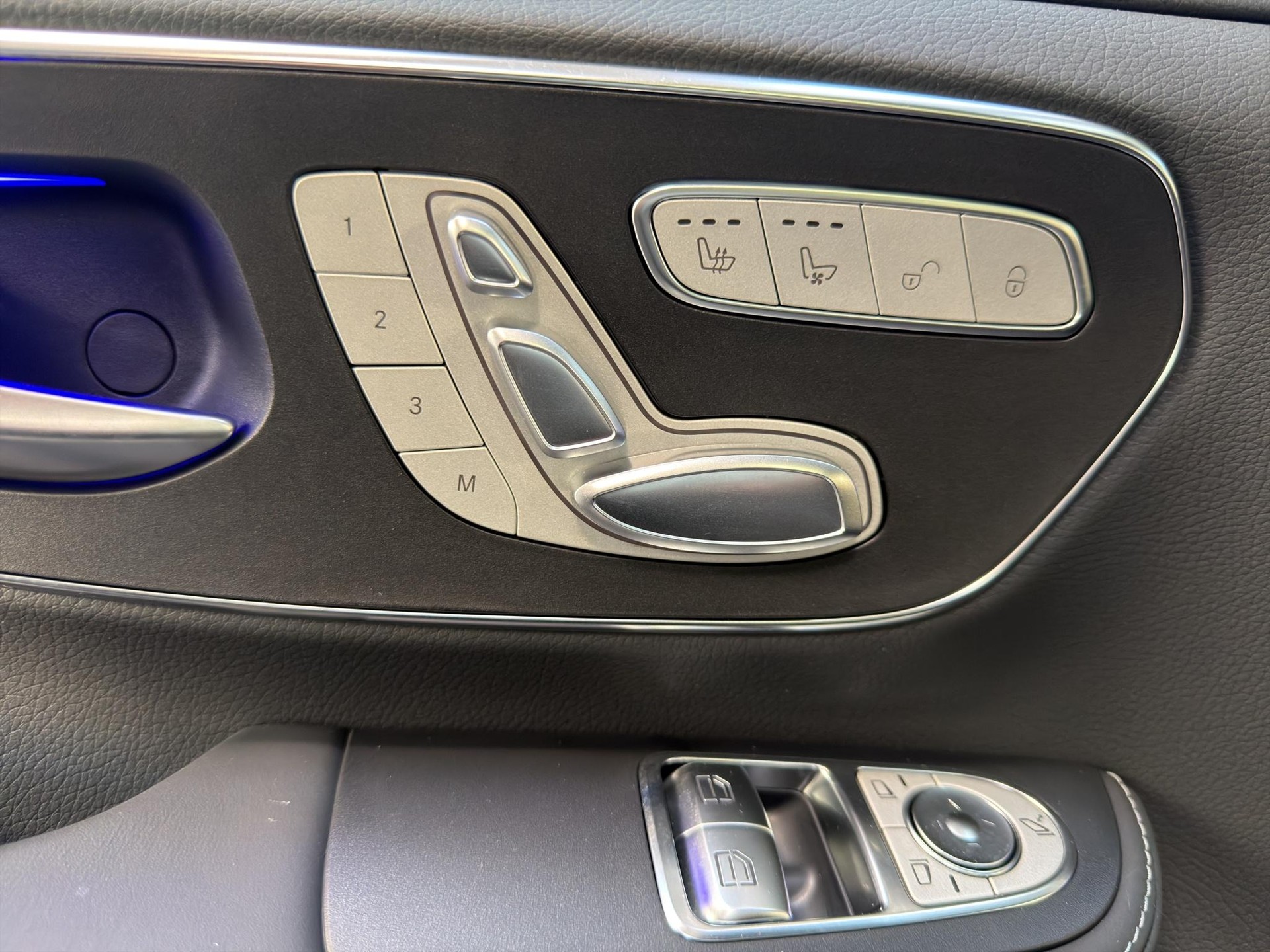 MERCEDES-BENZ V 300 d Swiss Ed. lang 4matic Van - 19