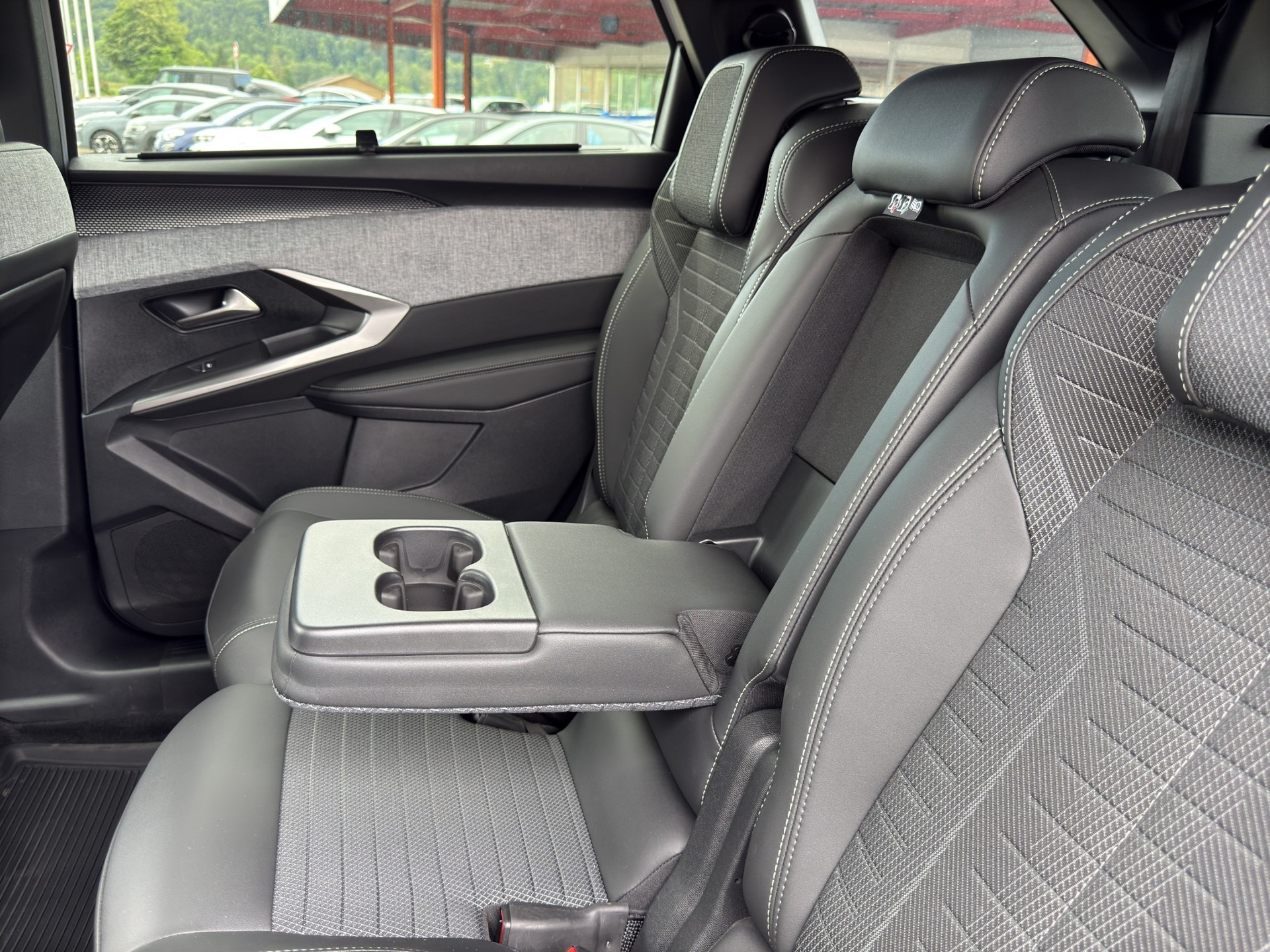 PEUGEOT 5008 1.2 Hybrid e-DCS6 GT 7 Plätzer - 34