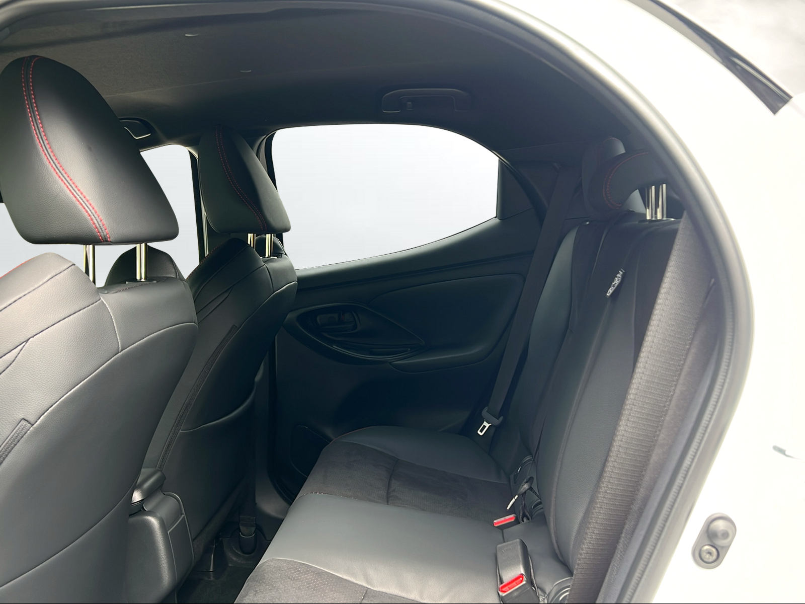 TOYOTA Yaris 1.5 GR Sport e-CVT - 12