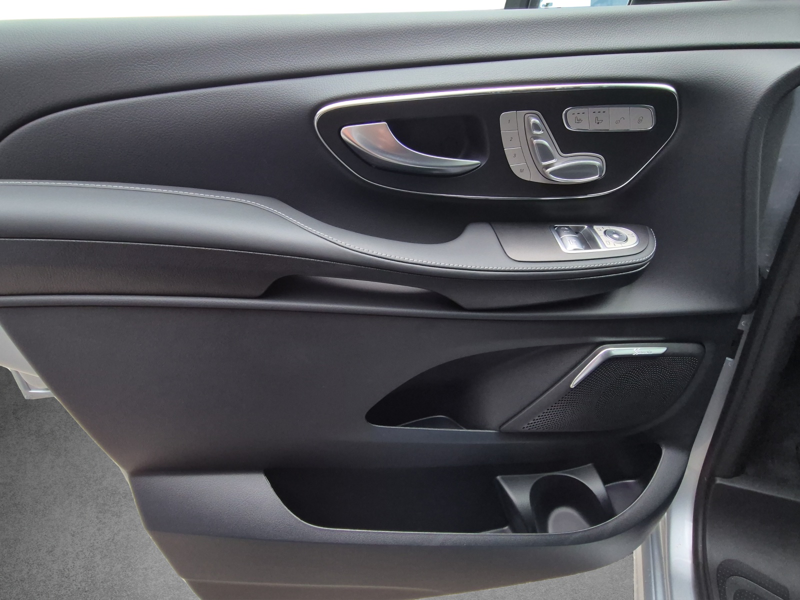 MERCEDES-BENZ V 300 d lang Swiss 9G-T - 13