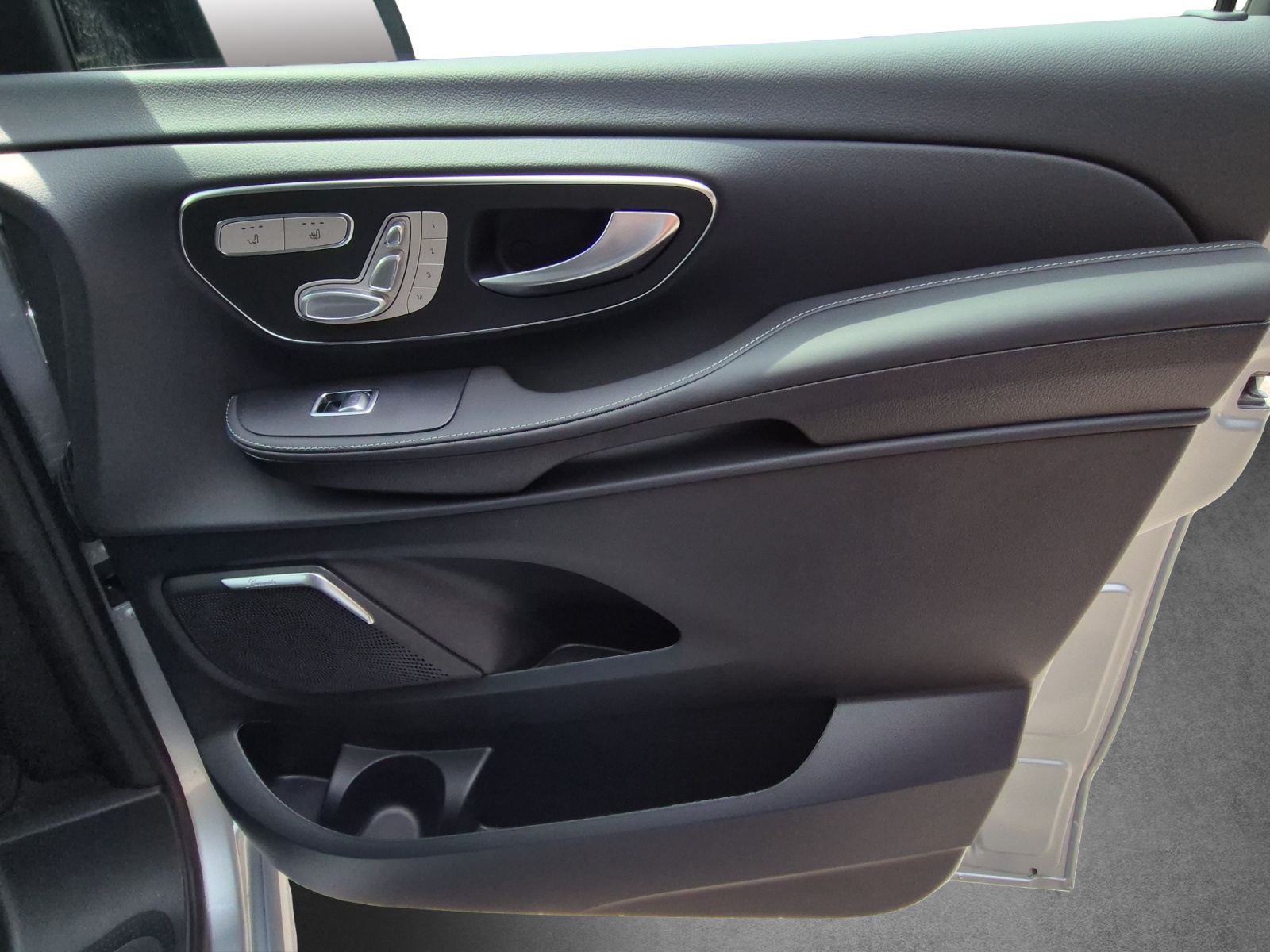 MERCEDES-BENZ V 300 d lang Swiss 9G-T - 16