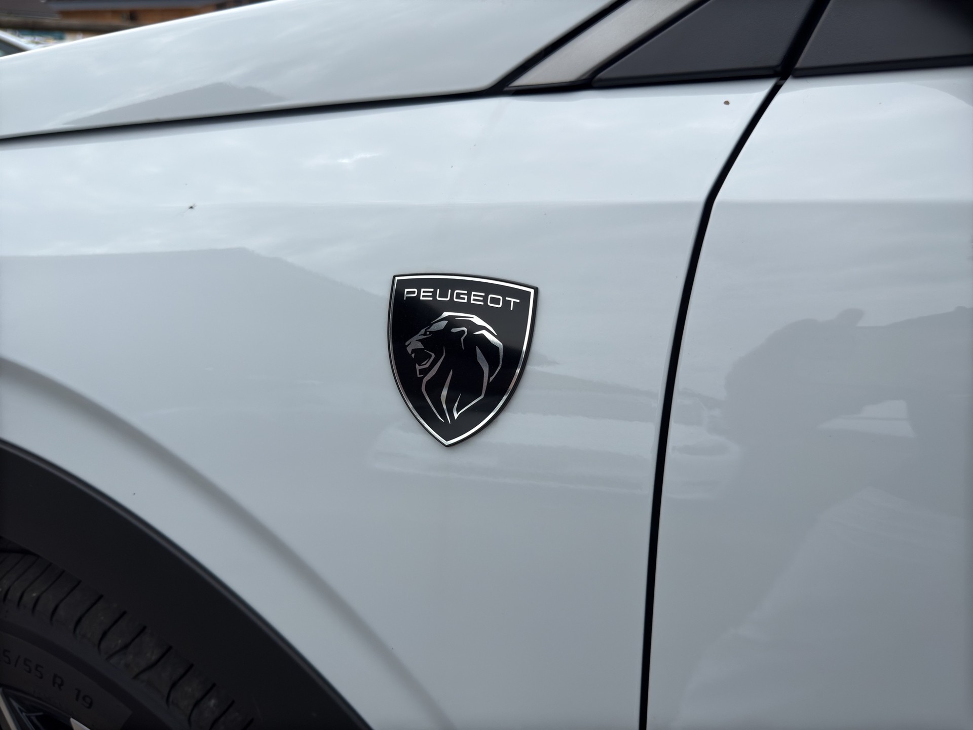 PEUGEOT 5008 1.2 Hybrid e-DCS6 GT 7 Plätzer - 46