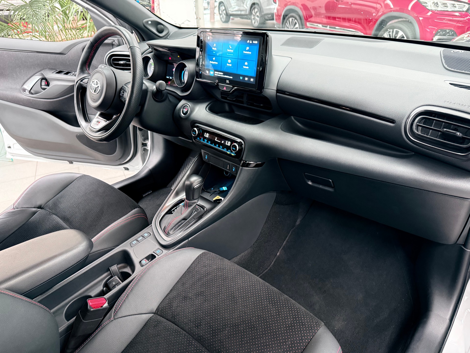 TOYOTA Yaris 1.5 GR Sport e-CVT - 7