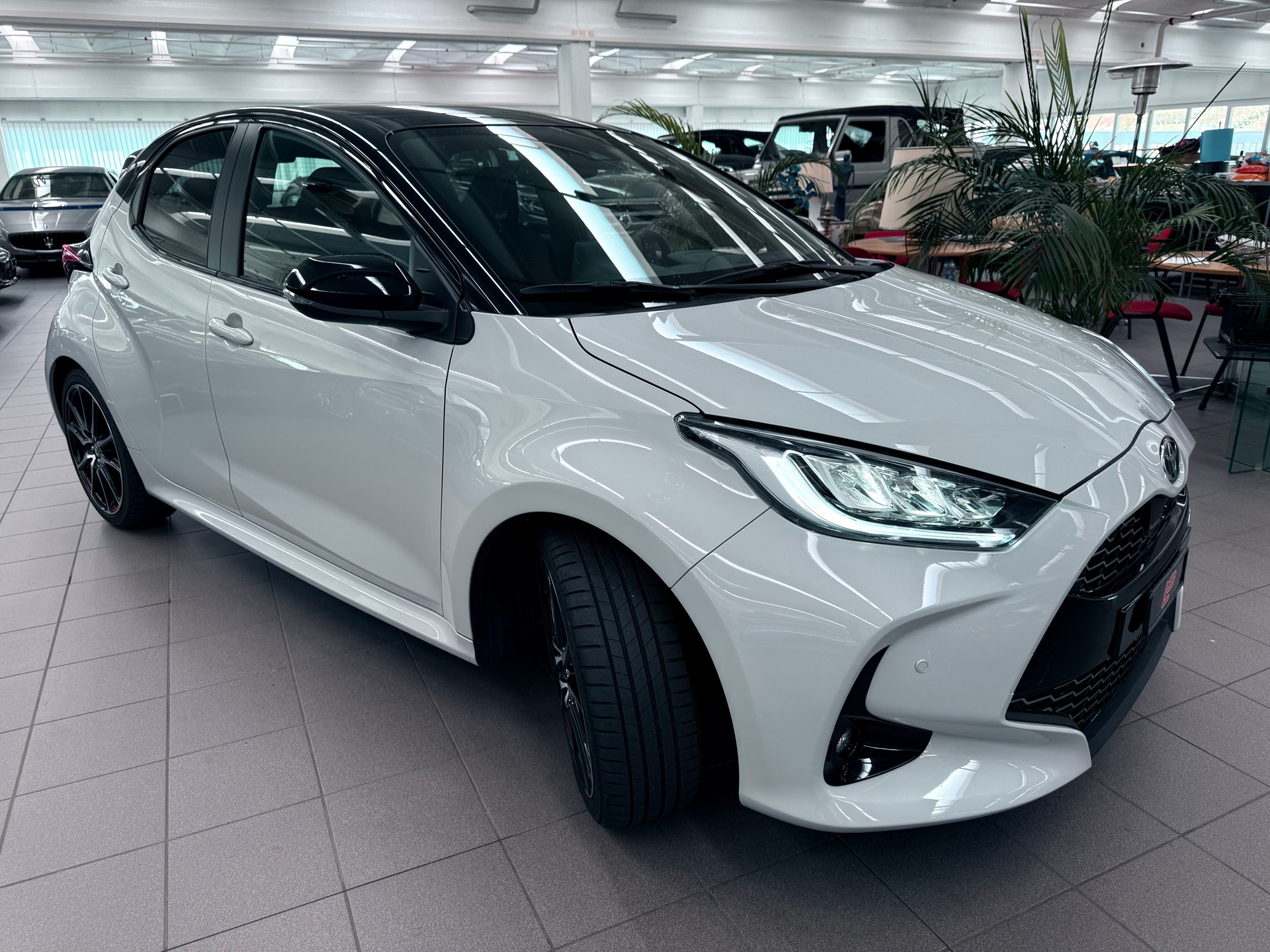 TOYOTA Yaris 1.5 GR Sport e-CVT - 2