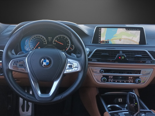 BMW 750i xDrive - 9