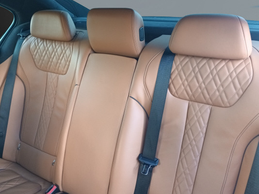 BMW 750i xDrive - 10