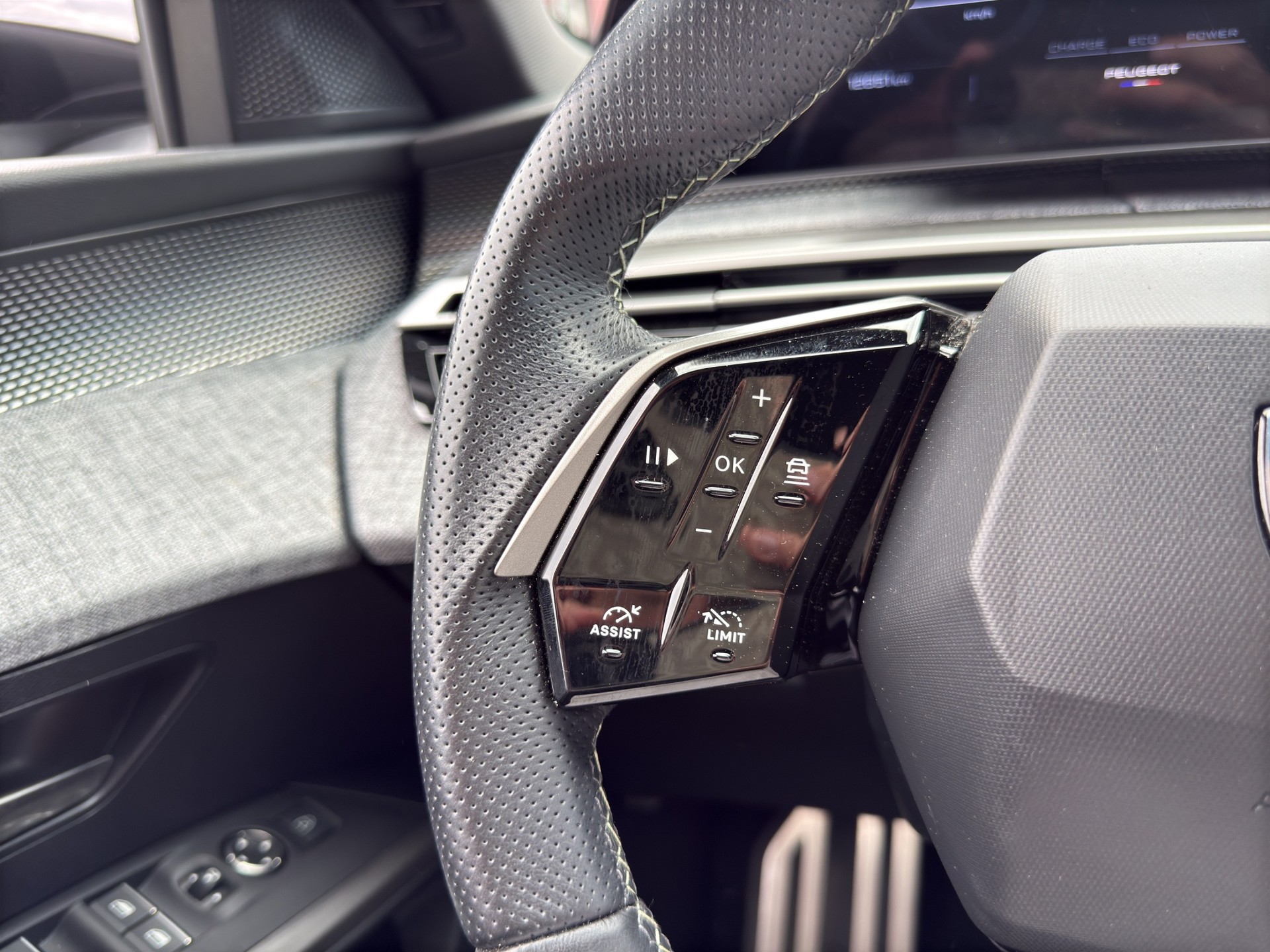 PEUGEOT 5008 1.2 Hybrid e-DCS6 GT 7 Plätzer - 32