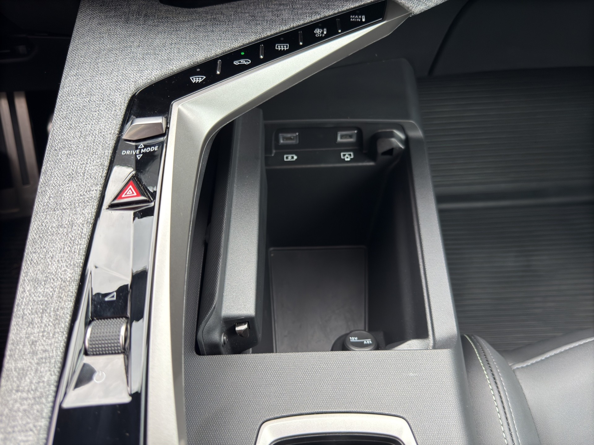 PEUGEOT 5008 1.2 Hybrid e-DCS6 GT 7 Plätzer - 33