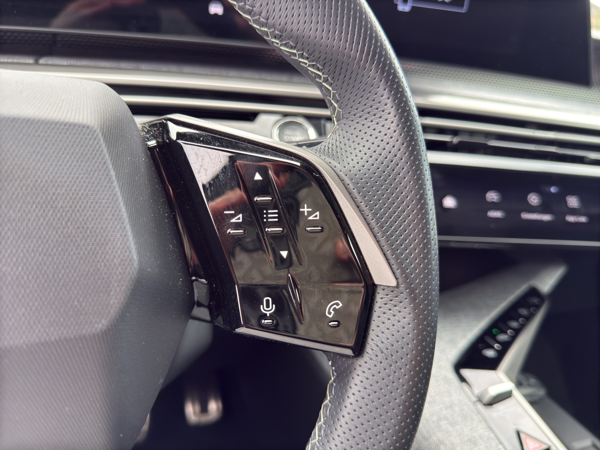 PEUGEOT 5008 1.2 Hybrid e-DCS6 GT 7 Plätzer - 35