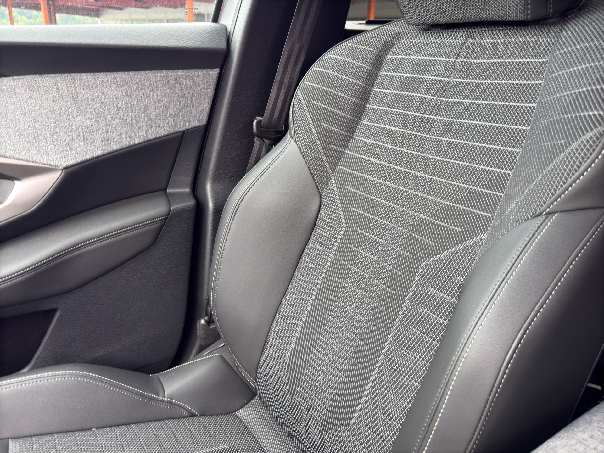 PEUGEOT 5008 1.2 Hybrid e-DCS6 GT 7 Plätzer - 41