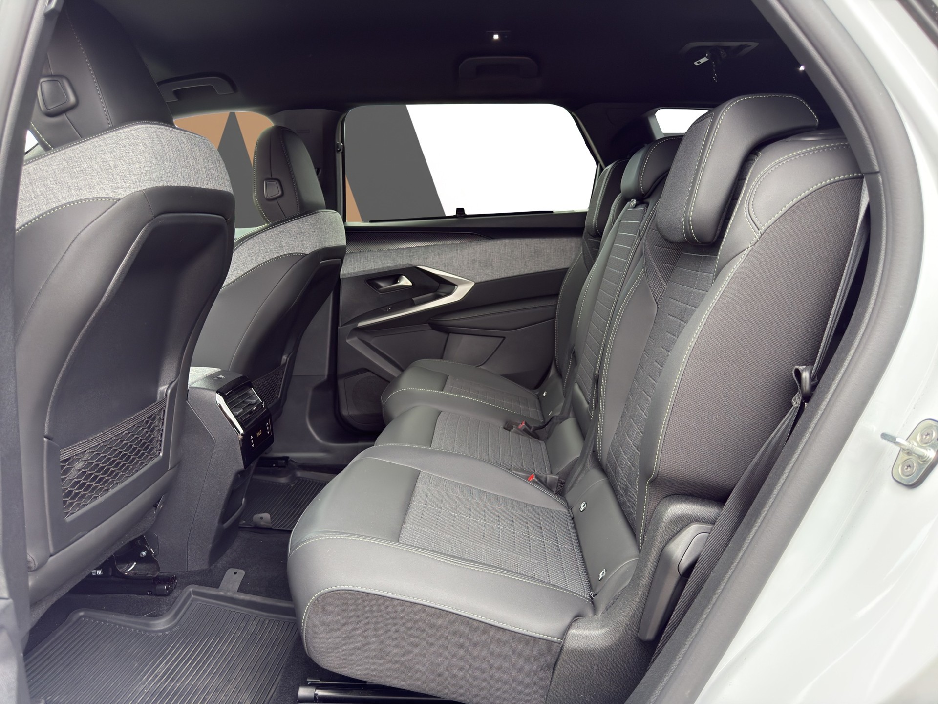 PEUGEOT 5008 1.2 Hybrid e-DCS6 GT 7 Plätzer - 14