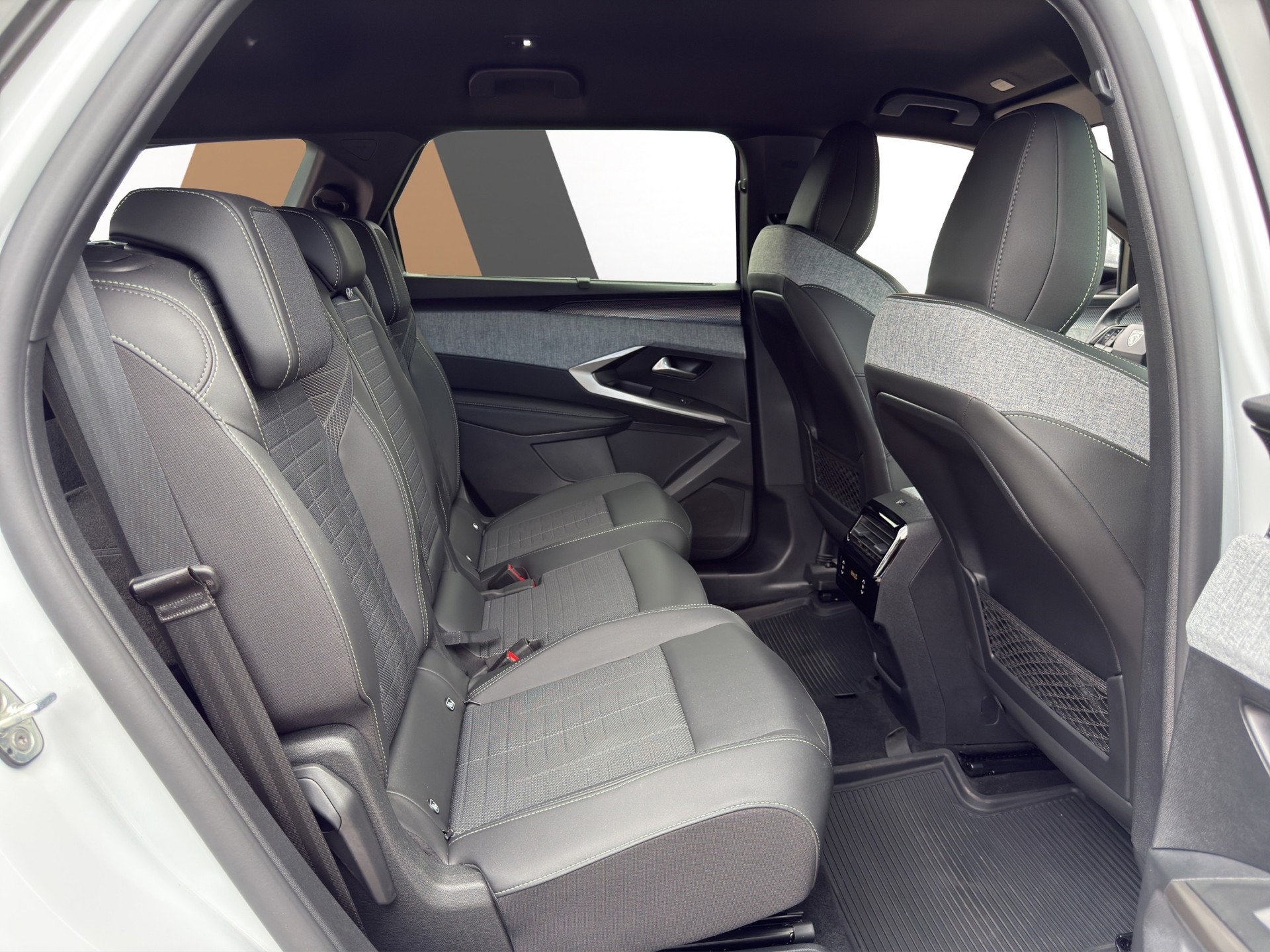 PEUGEOT 5008 1.2 Hybrid e-DCS6 GT 7 Plätzer - 15