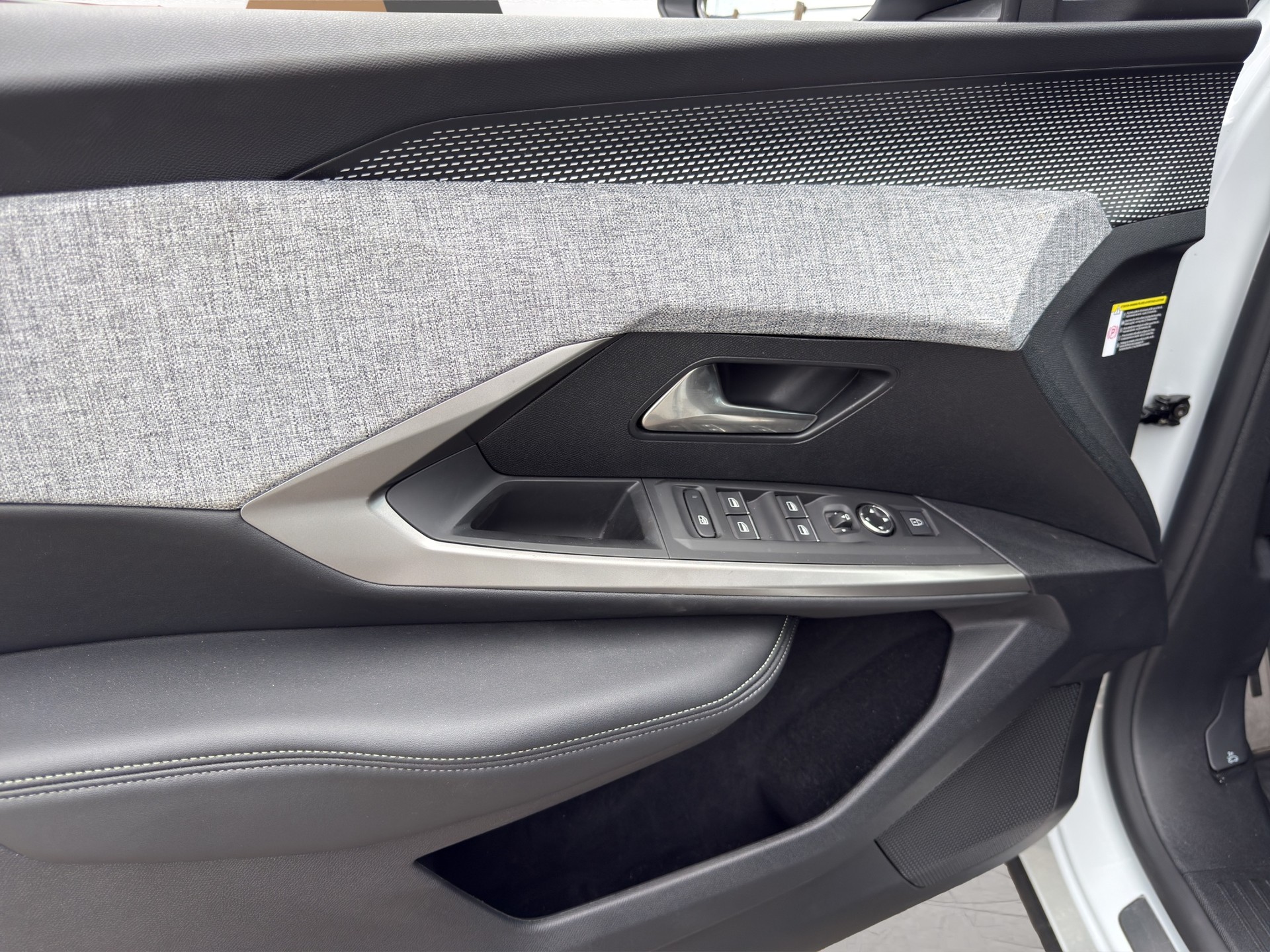 PEUGEOT 5008 1.2 Hybrid e-DCS6 GT 7 Plätzer - 10