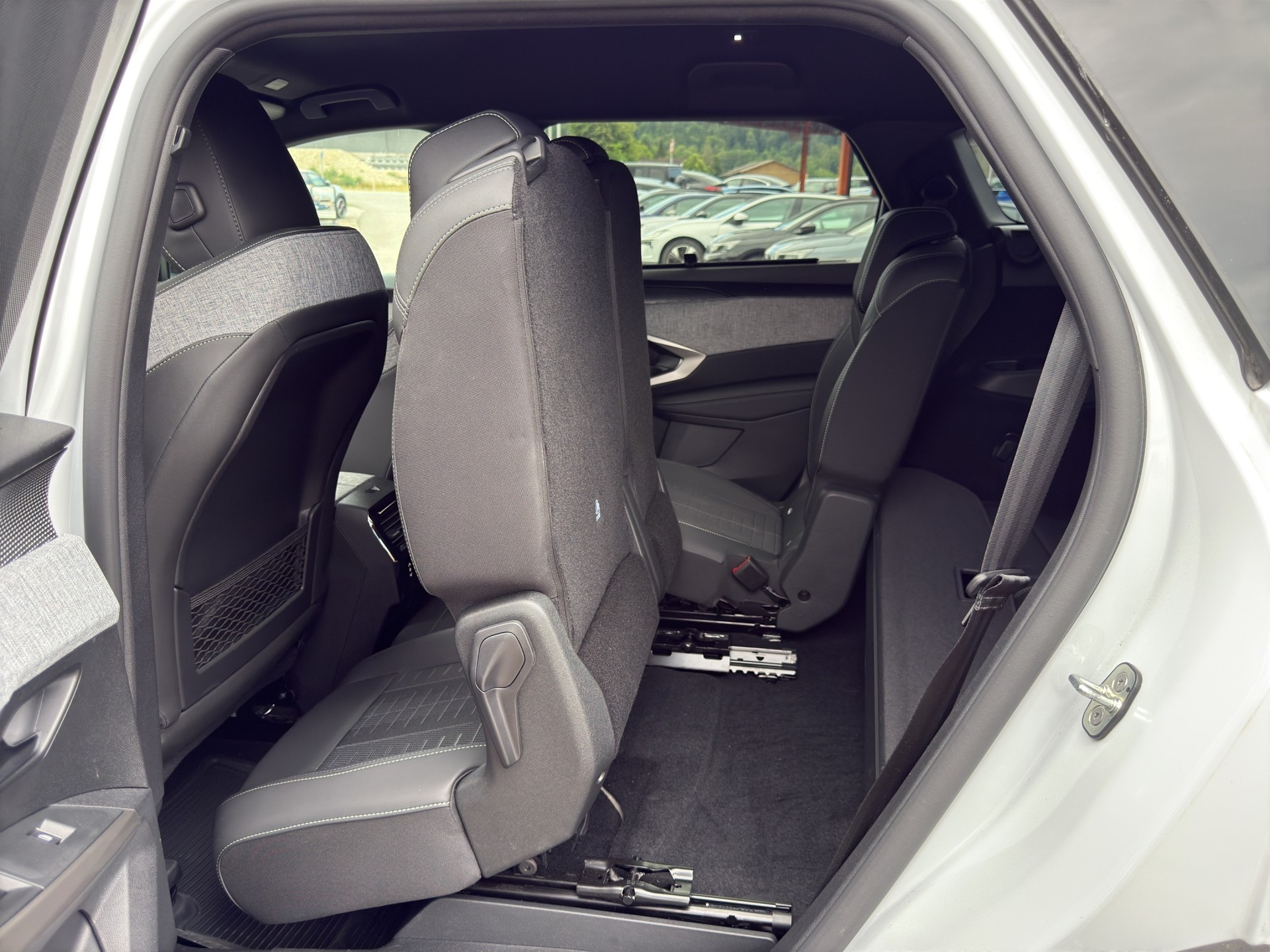 PEUGEOT 5008 1.2 Hybrid e-DCS6 GT 7 Plätzer - 32