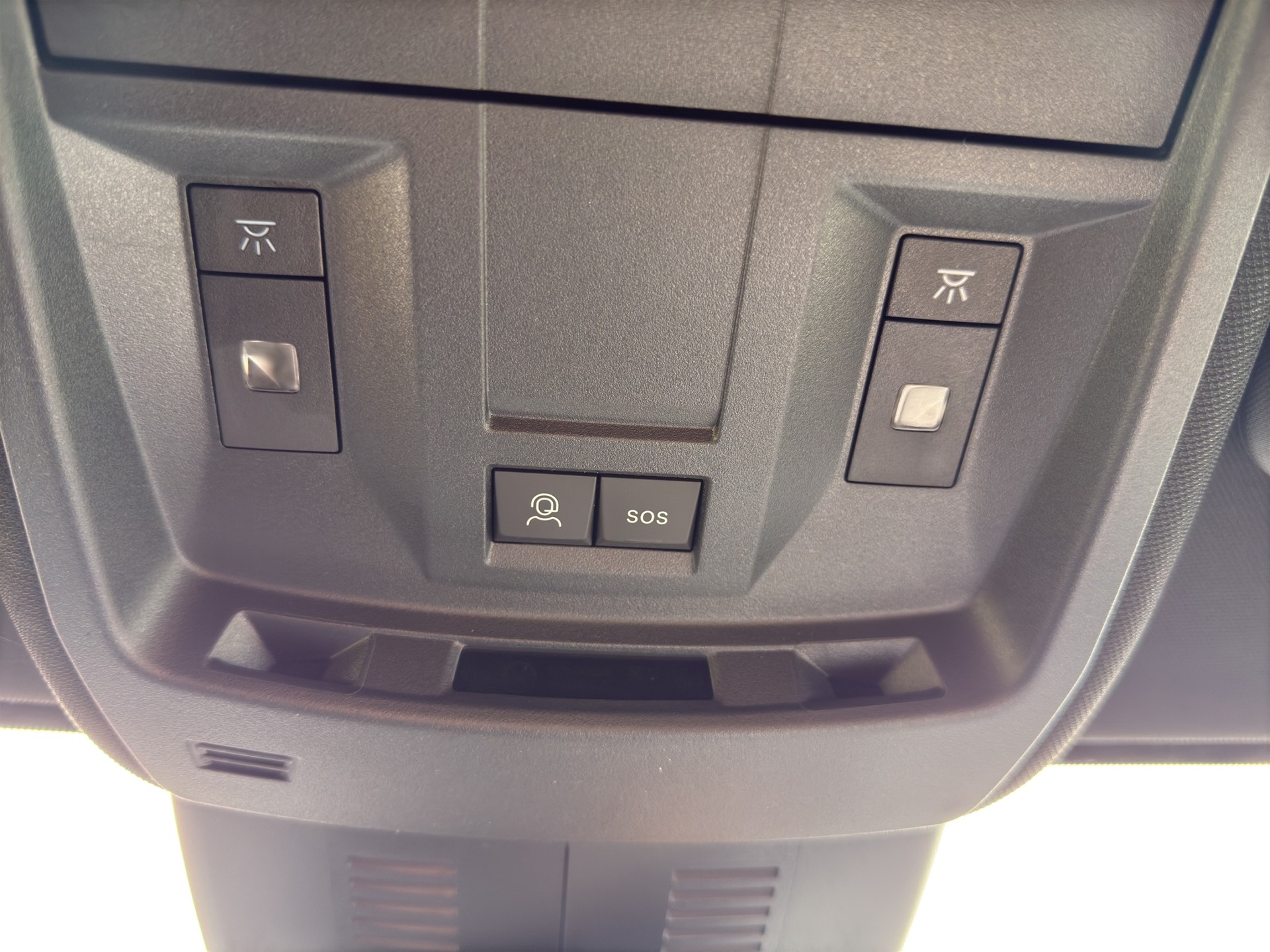 PEUGEOT 5008 1.2 Hybrid e-DCS6 GT 7 Plätzer - 52