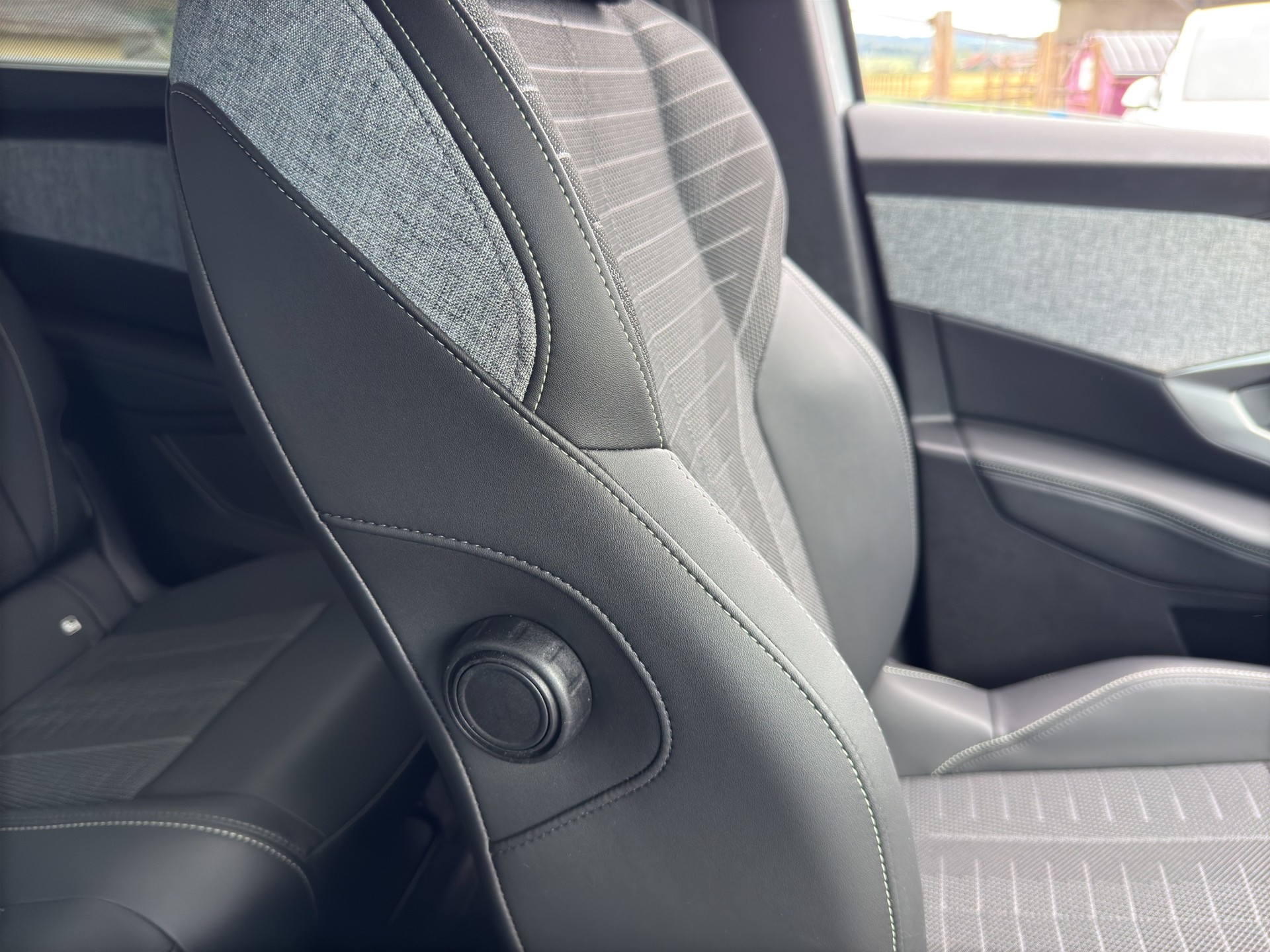 PEUGEOT 5008 1.2 Hybrid e-DCS6 GT 7 Plätzer - 44