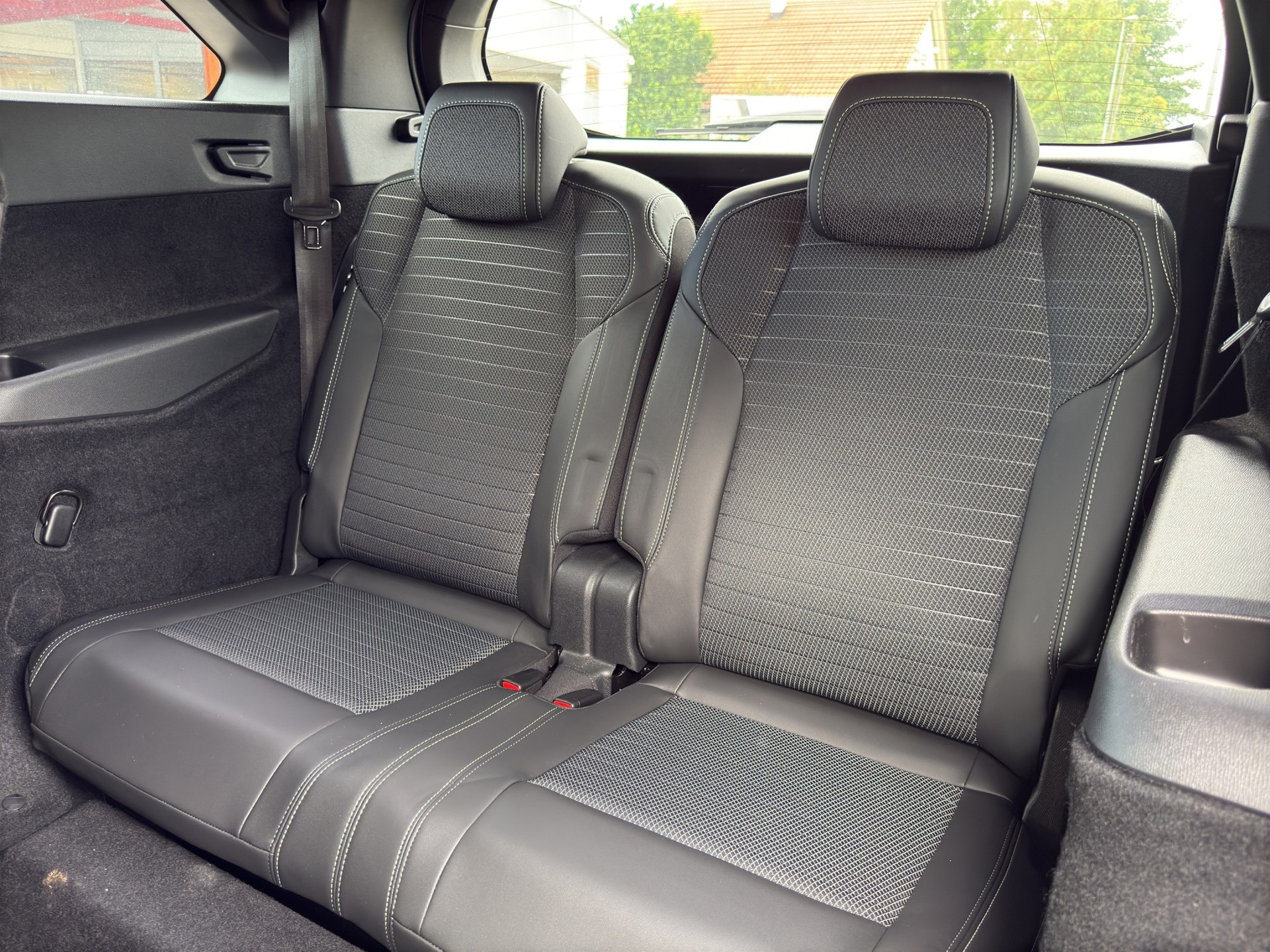 PEUGEOT 5008 1.2 Hybrid e-DCS6 GT 7 Plätzer - 29