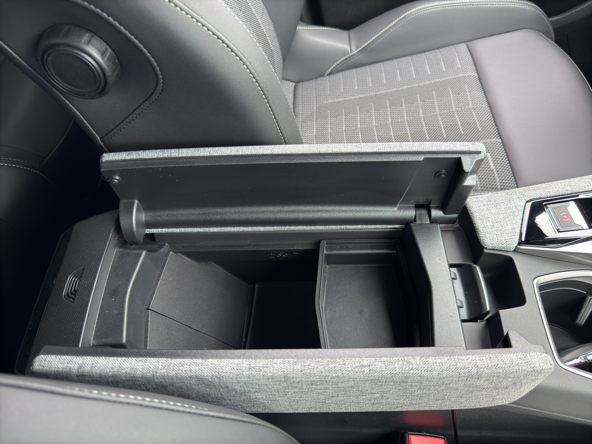 PEUGEOT 5008 1.2 Hybrid e-DCS6 GT 7 Plätzer - 45