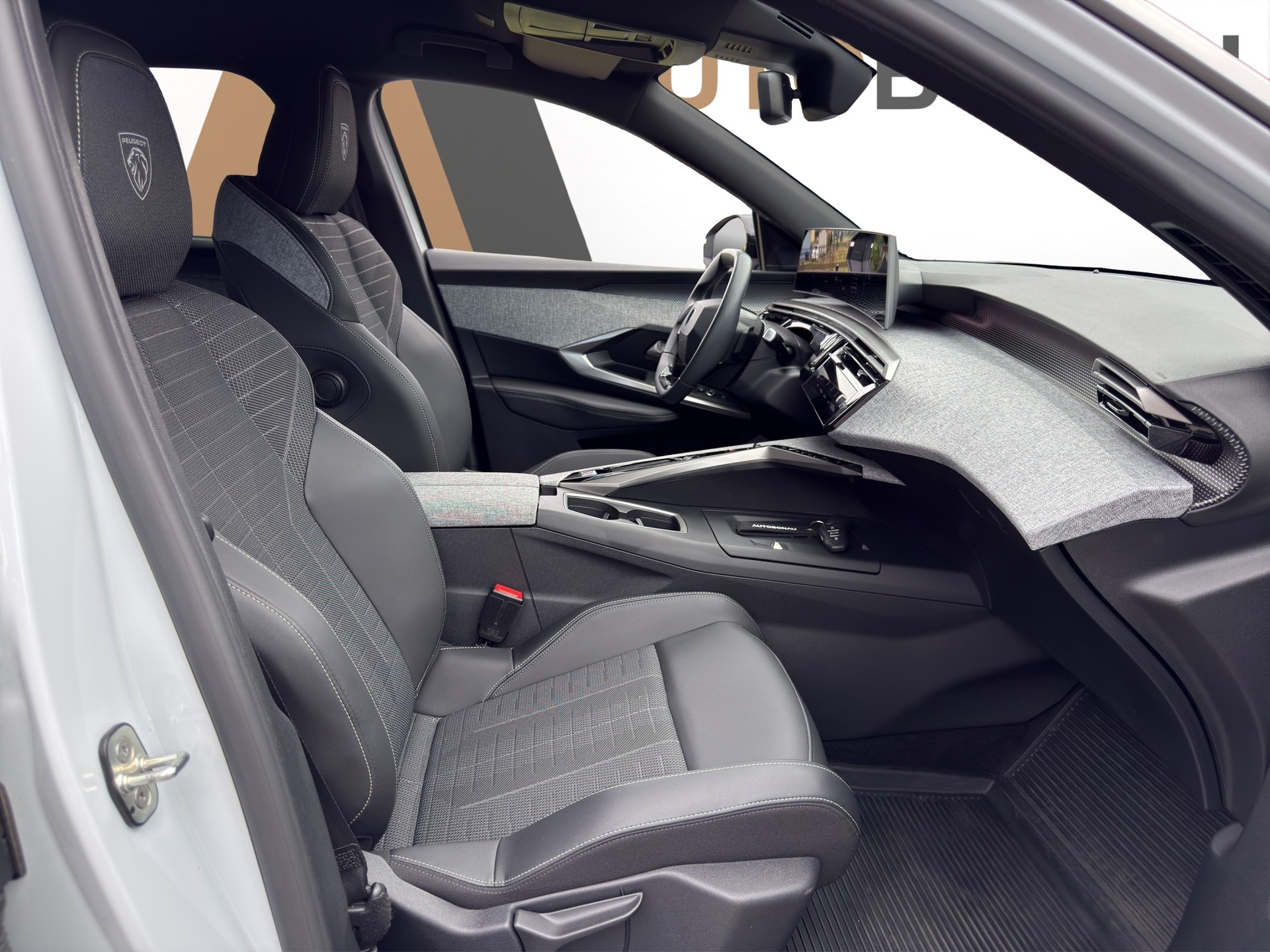 PEUGEOT 5008 1.2 Hybrid e-DCS6 GT 7 Plätzer - 11