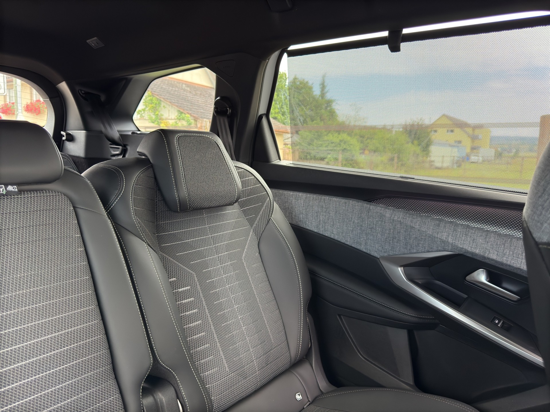 PEUGEOT 5008 1.2 Hybrid e-DCS6 GT 7 Plätzer - 48