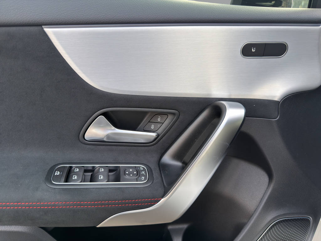 MERCEDES-BENZ A 220 AMG Line 4matic - 12