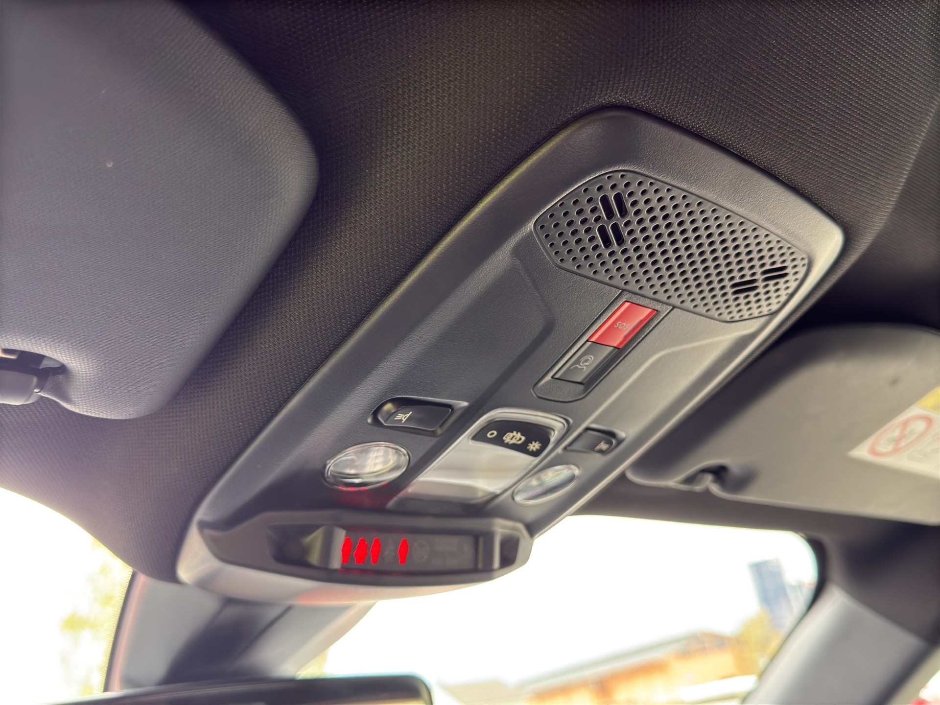 PEUGEOT 2008 1.2 Hybrid 145 Style - 45