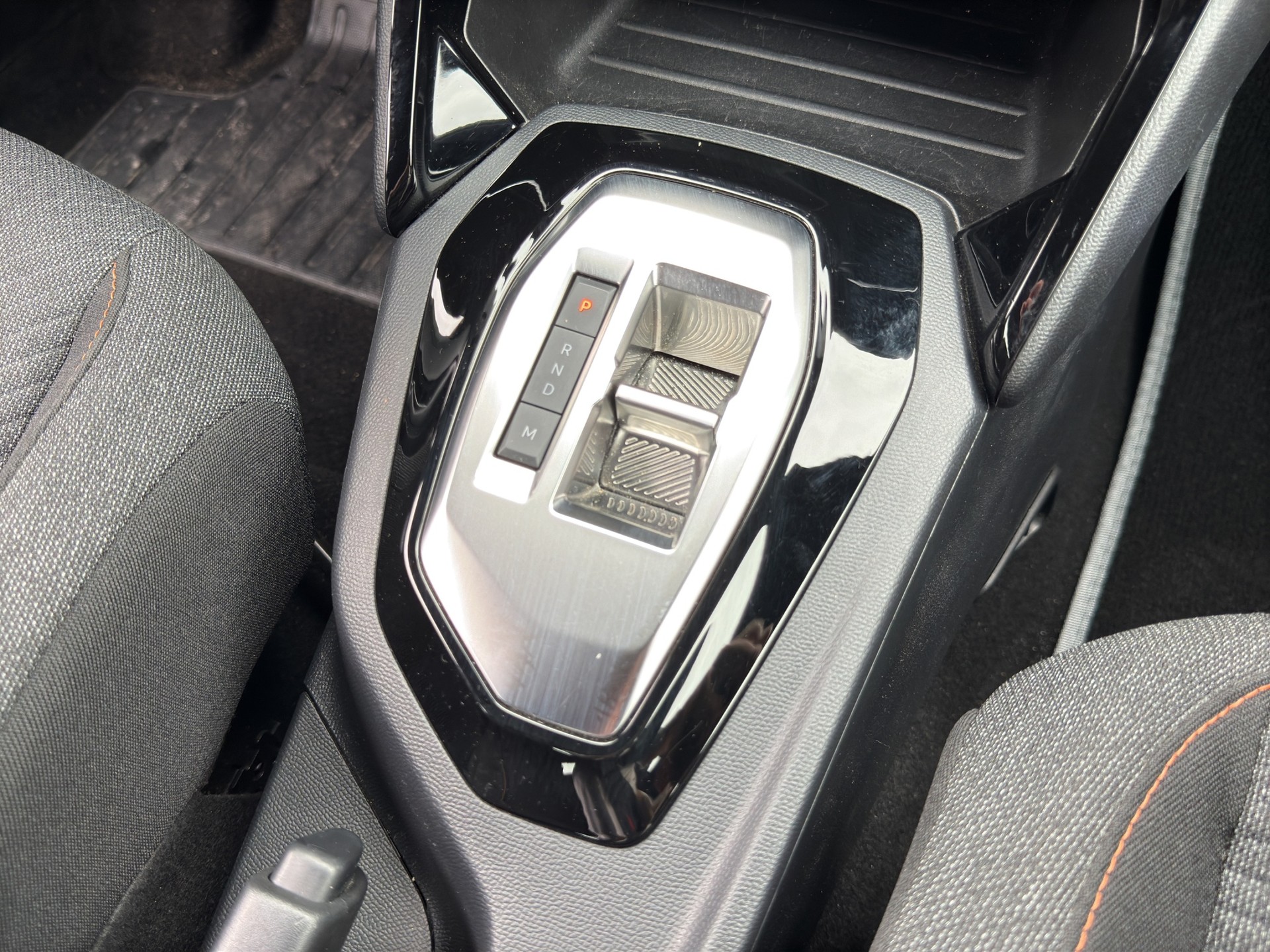 PEUGEOT 2008 1.2 Hybrid 145 Style - 31