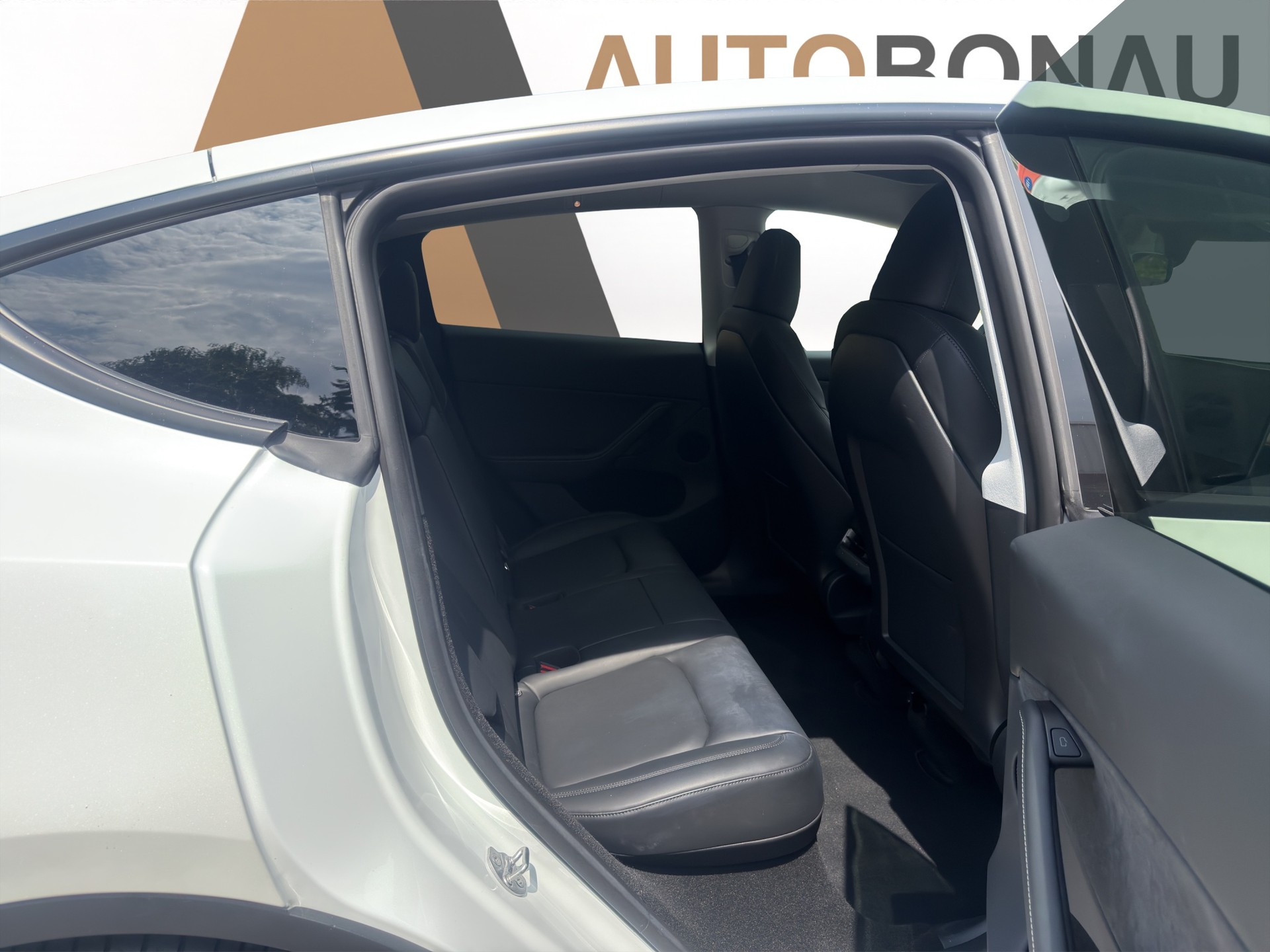 TESLA Model Y Performance D - 16