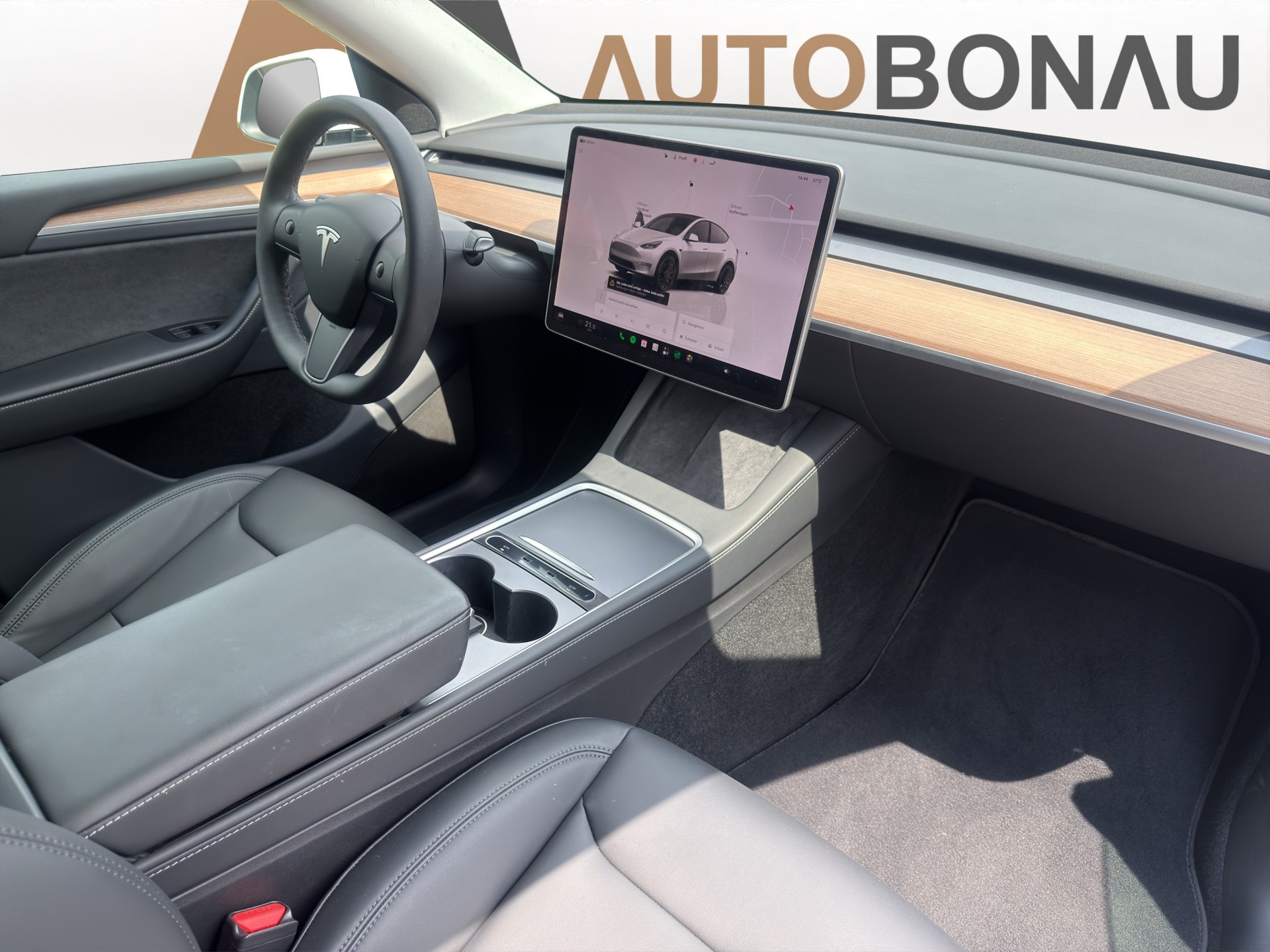 TESLA Model Y Performance D - 13
