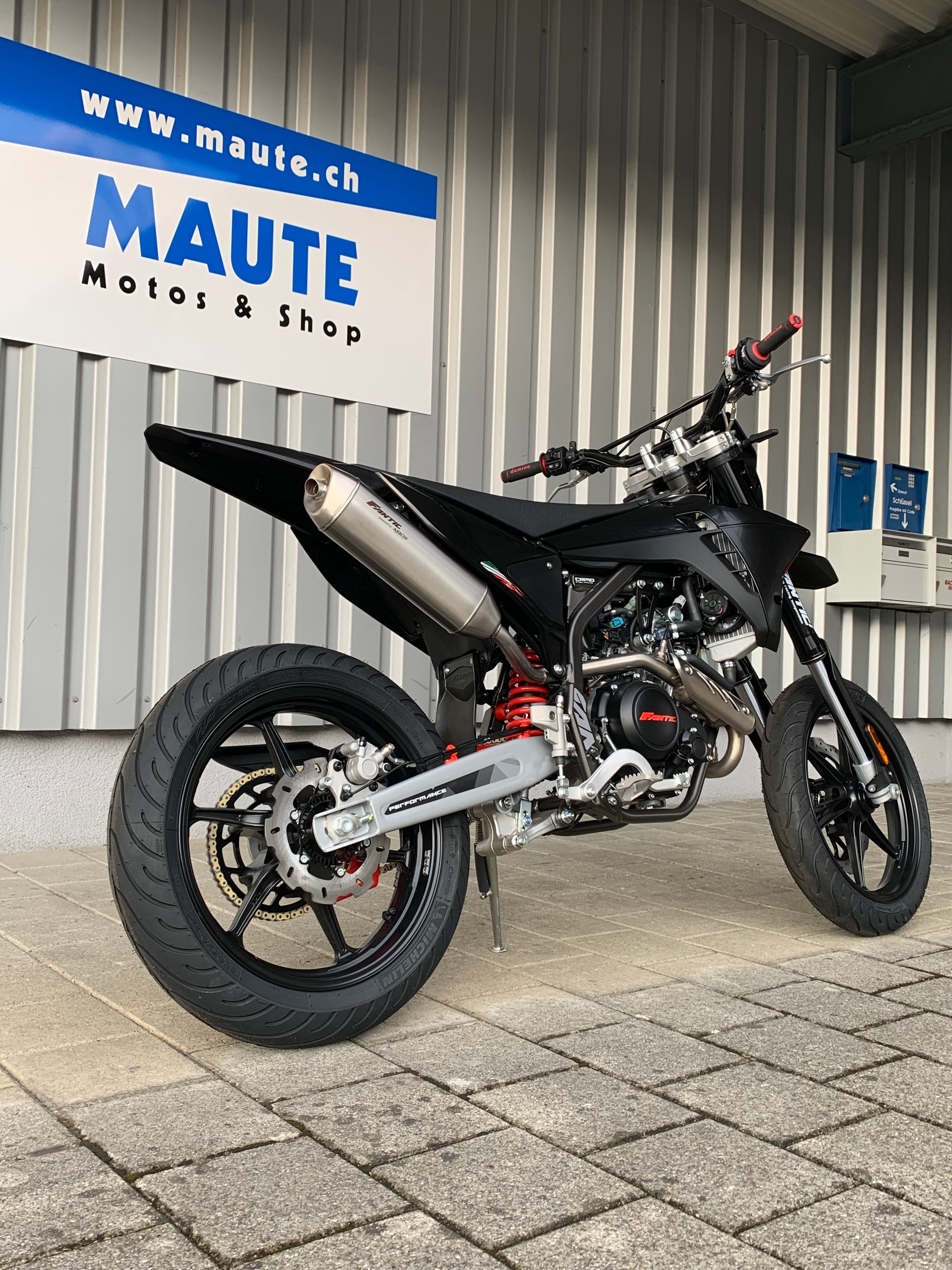 FANTIC XMF 125 Motard Performance Black Edition - 12