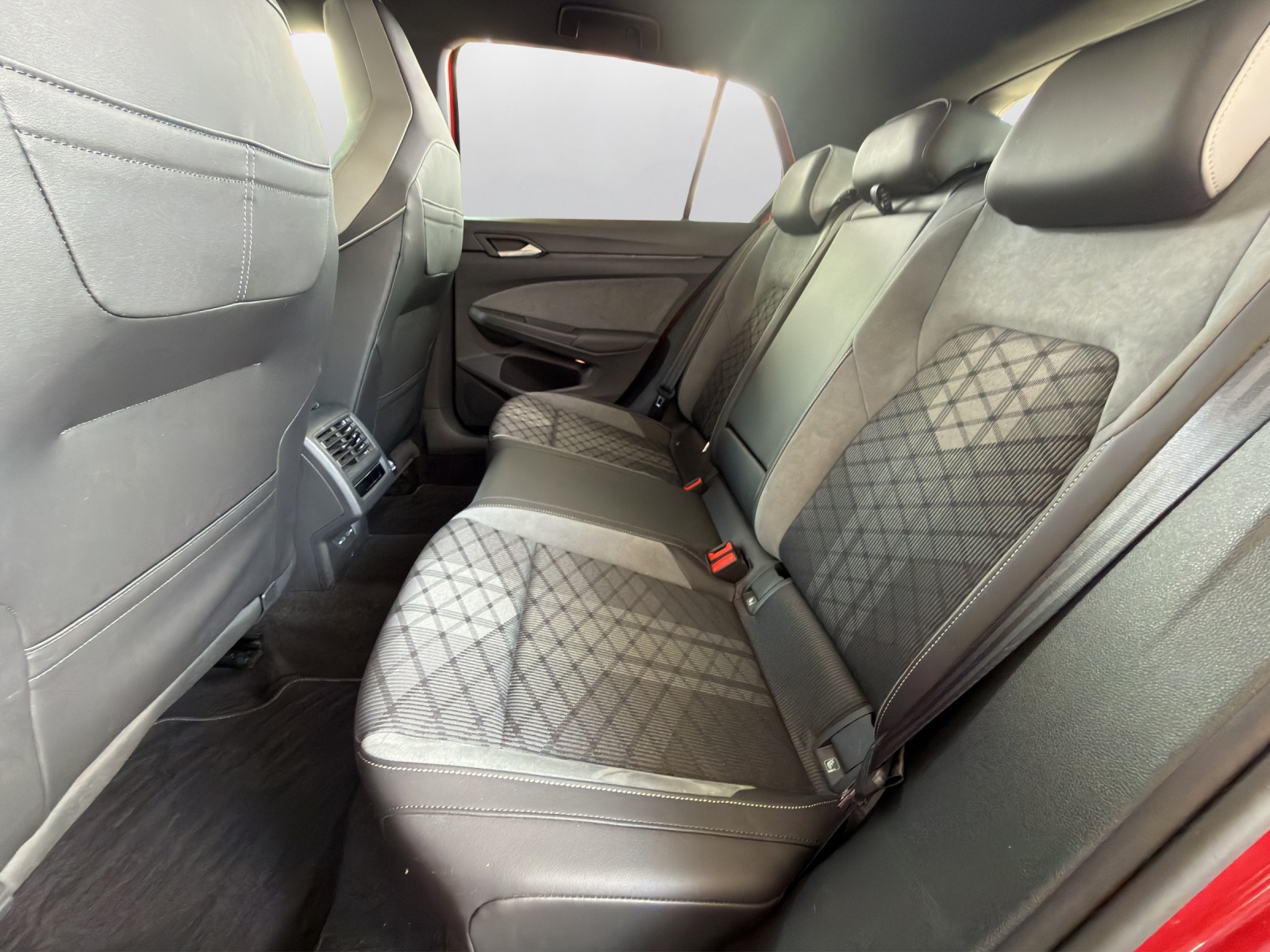VW Golf 2.0 TDI R-Line DSG - 11