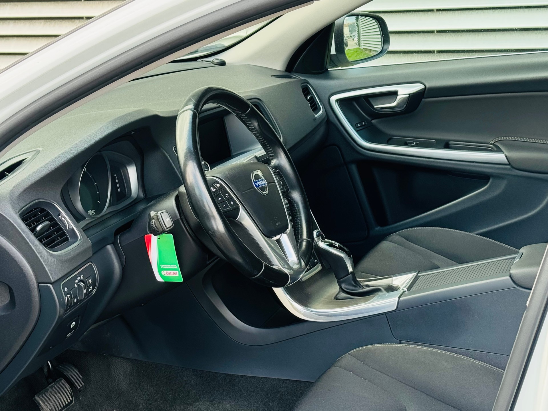 VOLVO V60 D4 Momentum Geartronic - 9