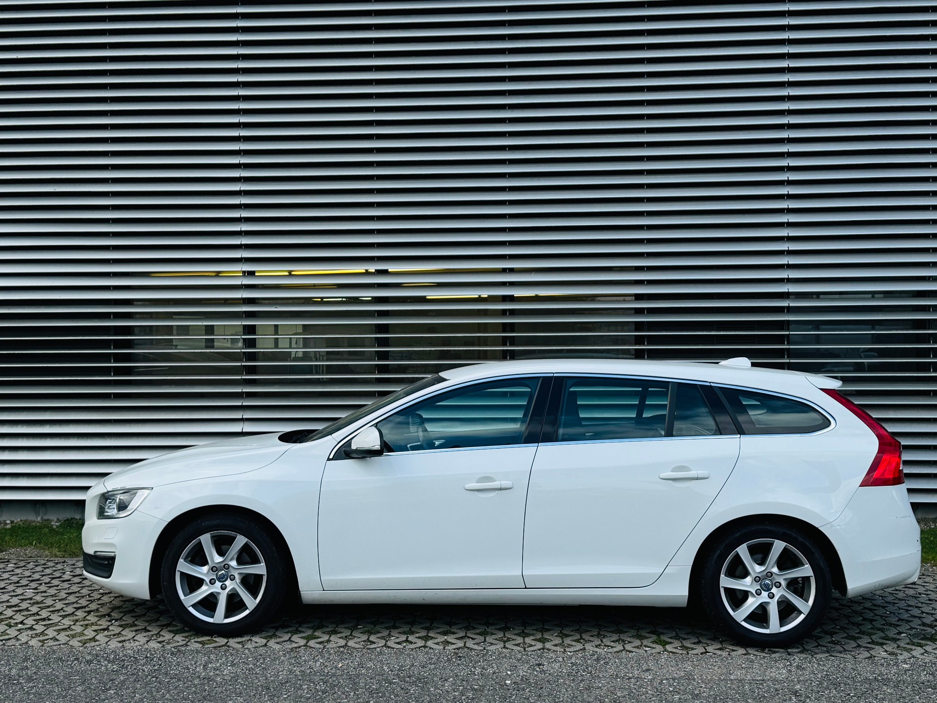 VOLVO V60 D4 Momentum Geartronic - 4