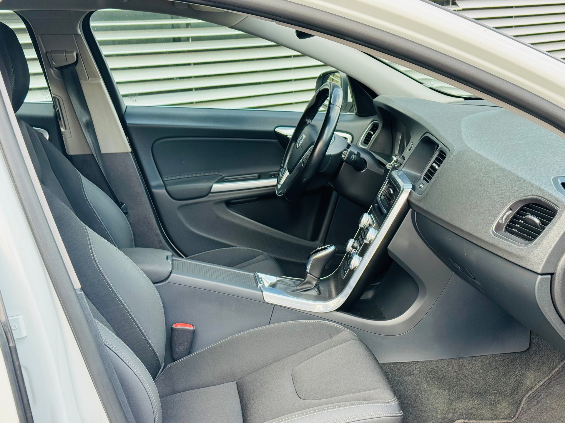 VOLVO V60 D4 Momentum Geartronic - 10