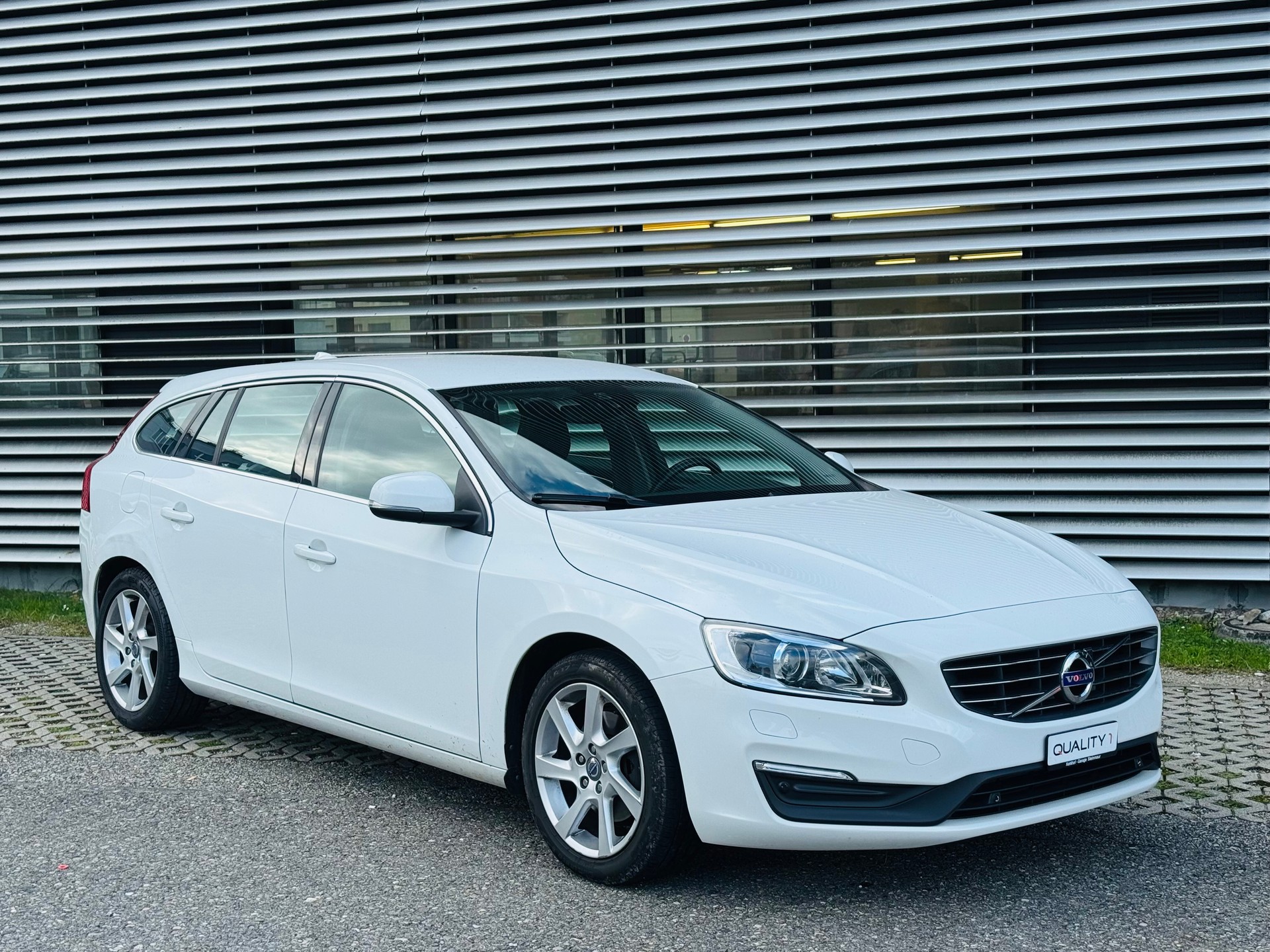 VOLVO V60 D4 Momentum Geartronic