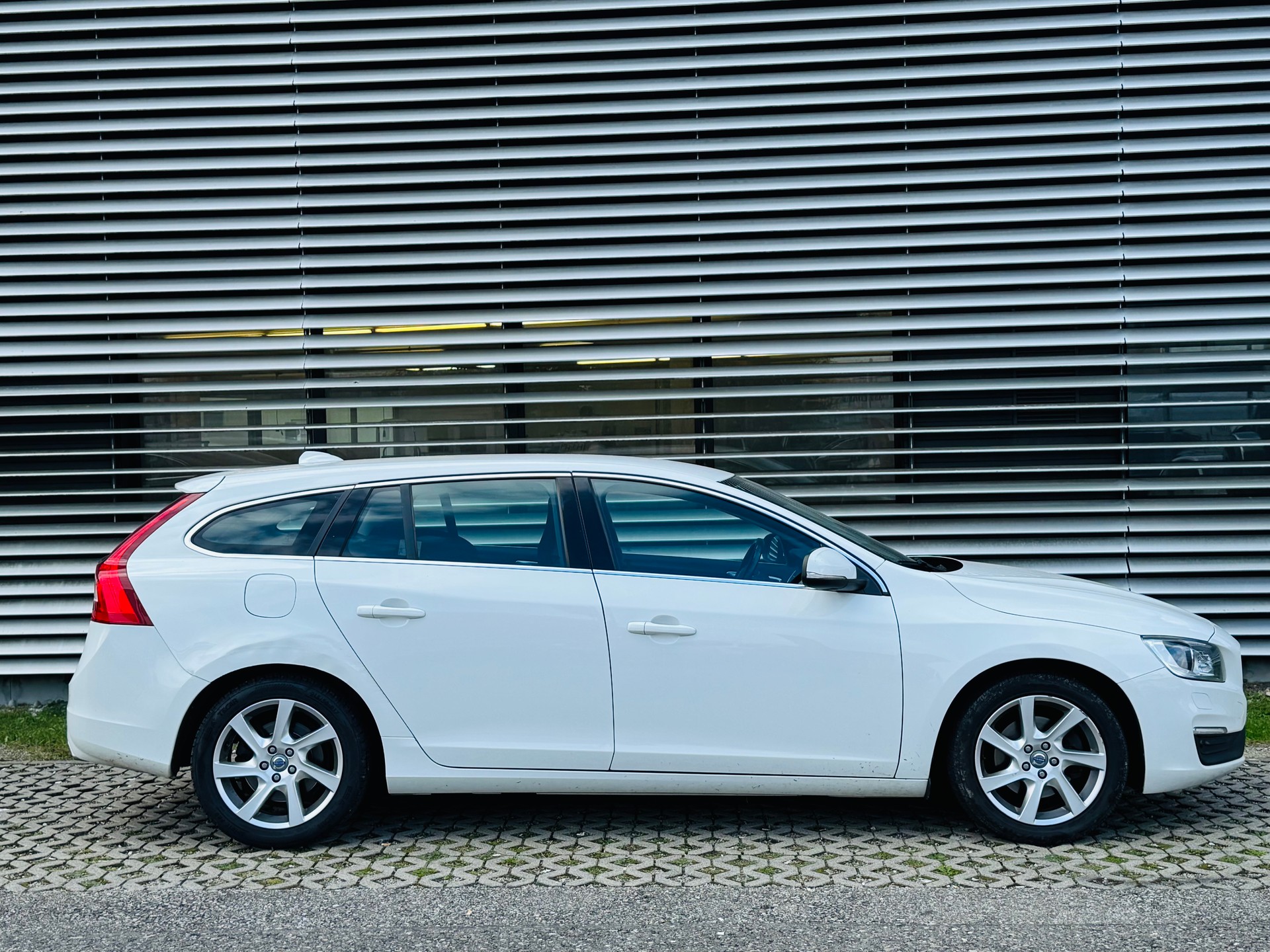 VOLVO V60 D4 Momentum Geartronic - 6