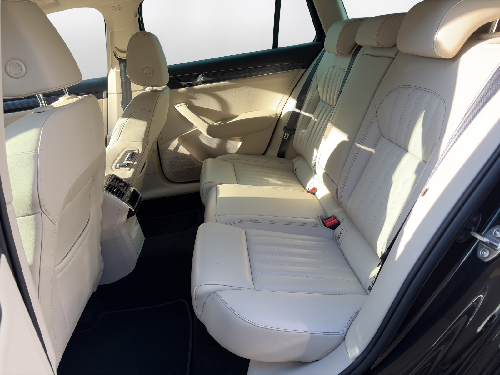 SKODA Superb Combi 2.0 TSI Style DSG - 11