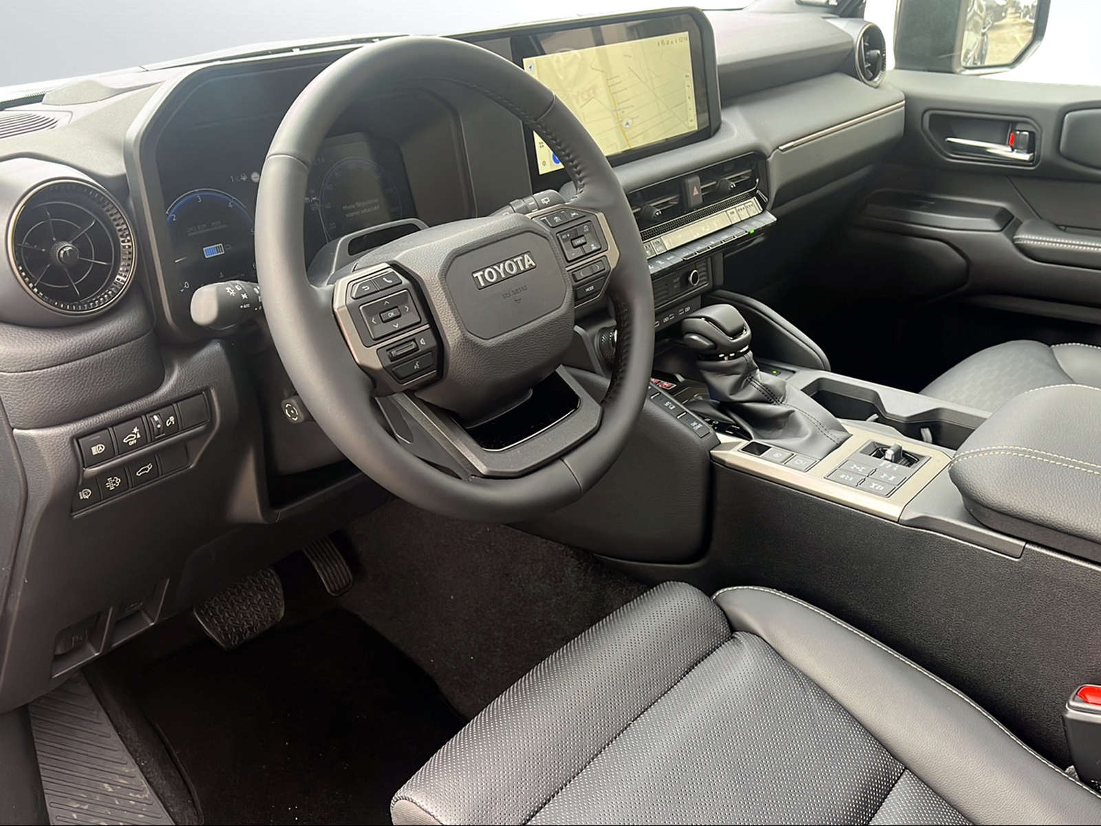 TOYOTA Land Cruiser 2.8TD 48V Invincible - 6