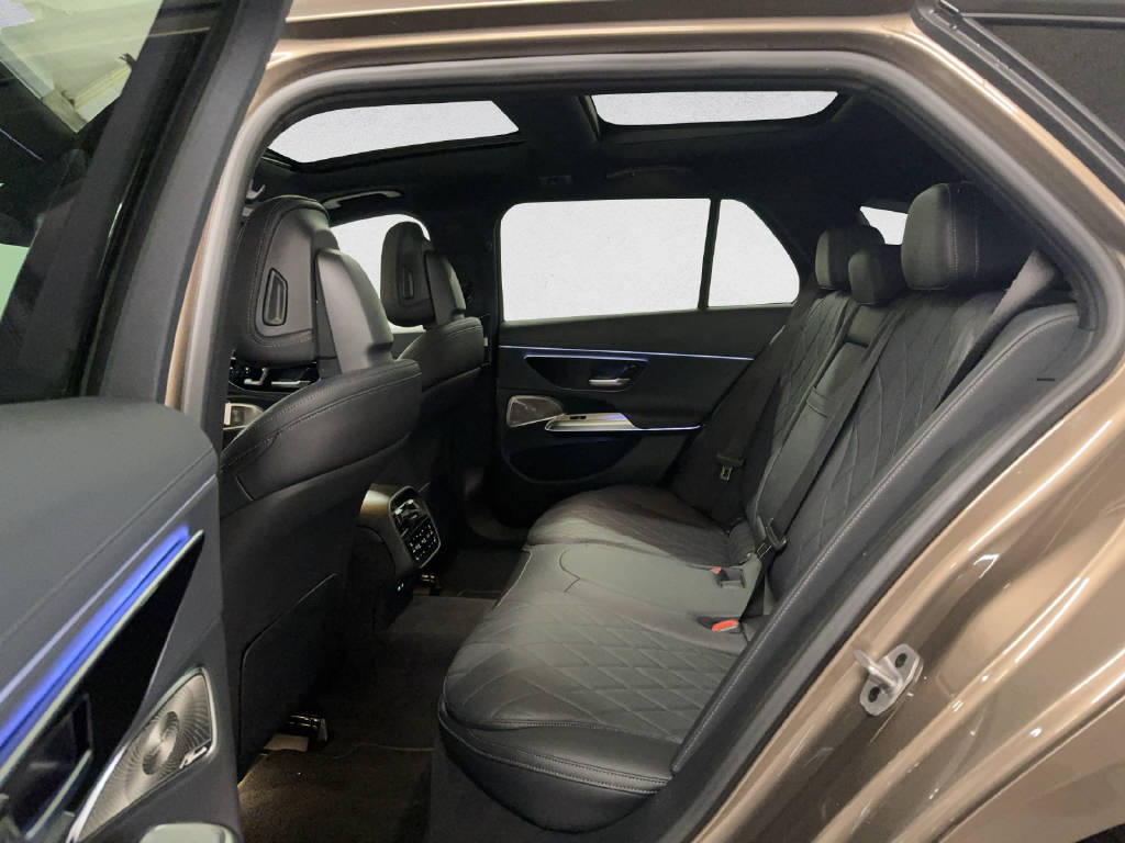 MERCEDES-BENZ E 300 de AMG Line 4Matic T-Modell - 13