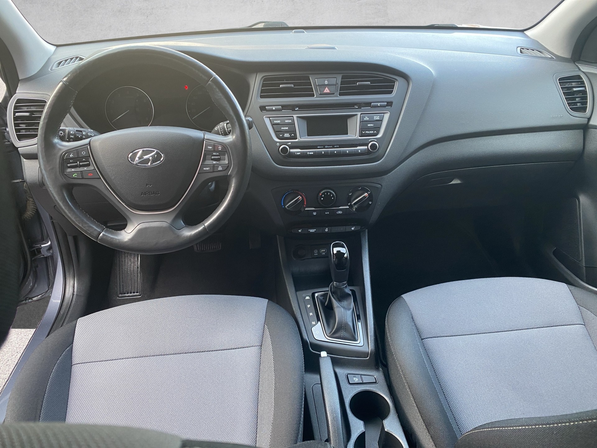 HYUNDAI i20 1.4 Amplia Automatic - 8