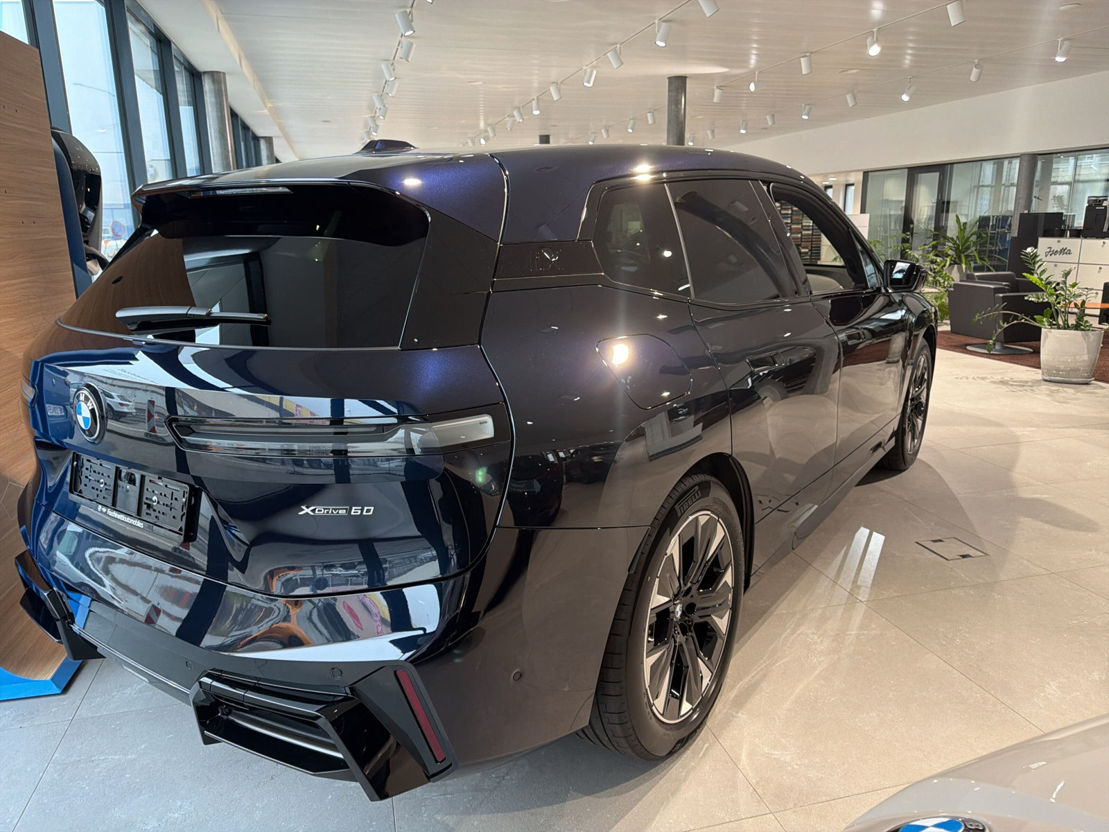 BMW iX xDrive60 - 16