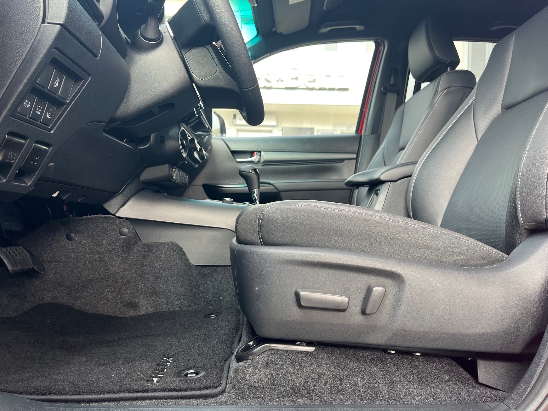 TOYOTA Hilux 2.8d MHEV Invincible Double Cab 4x4 - 12