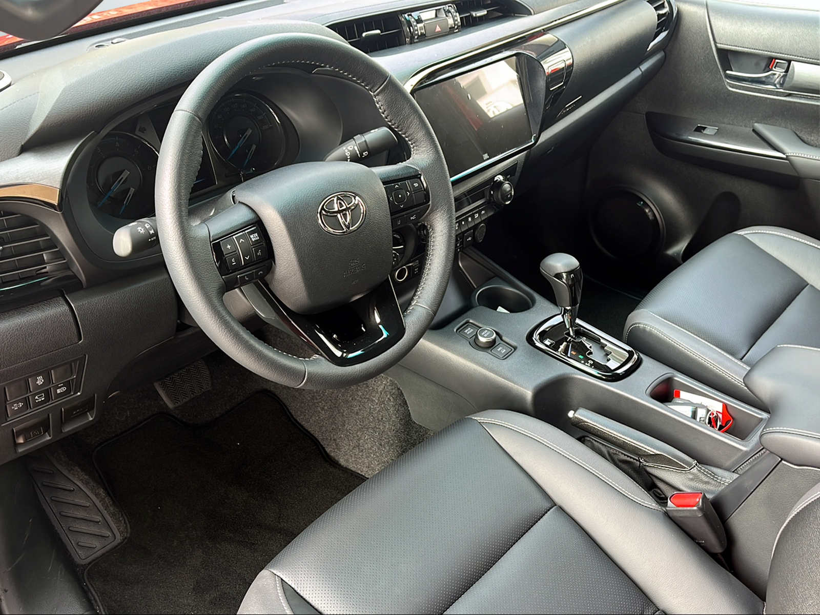 TOYOTA Hilux 2.8d MHEV Invincible Double Cab 4x4 - 6