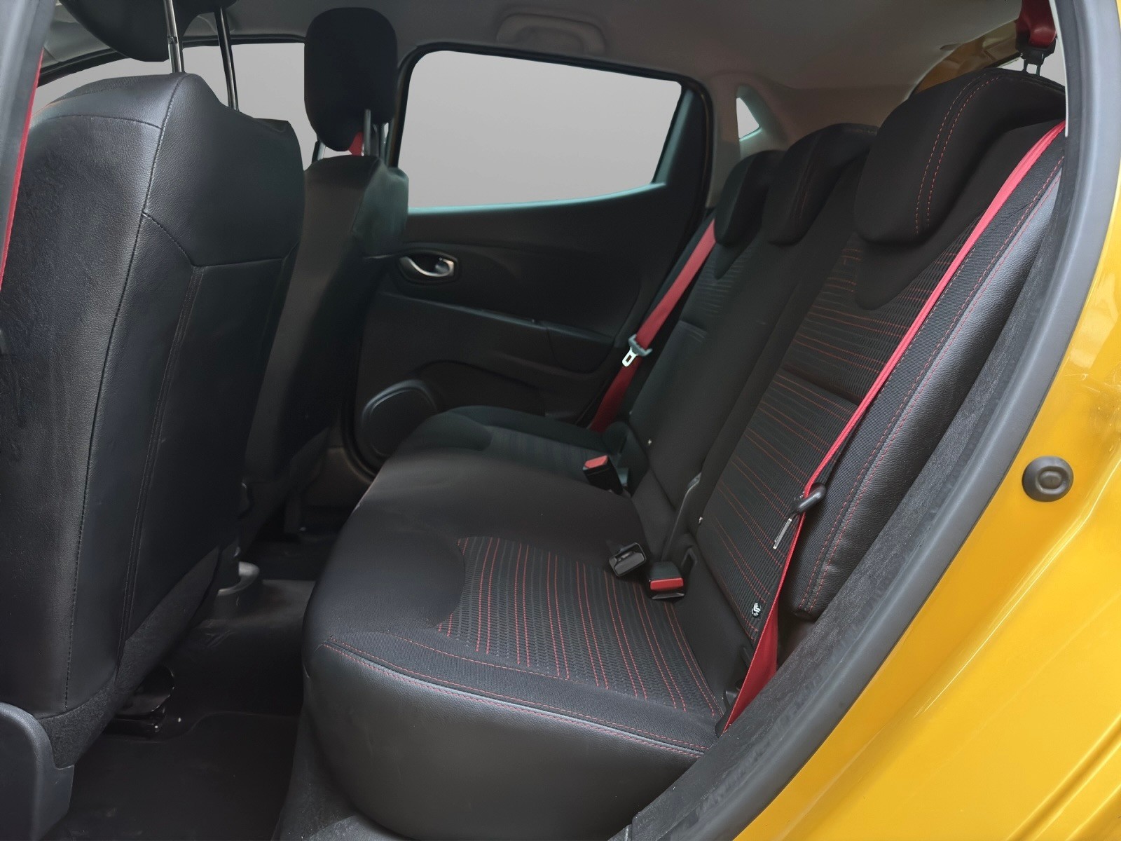 RENAULT Clio 1.6 T RS 200 EDC - 11