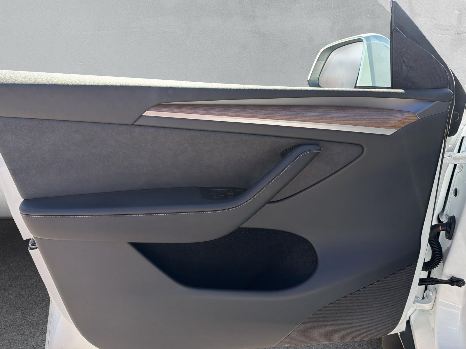 TESLA Model Y Long Range D (CH) - 17