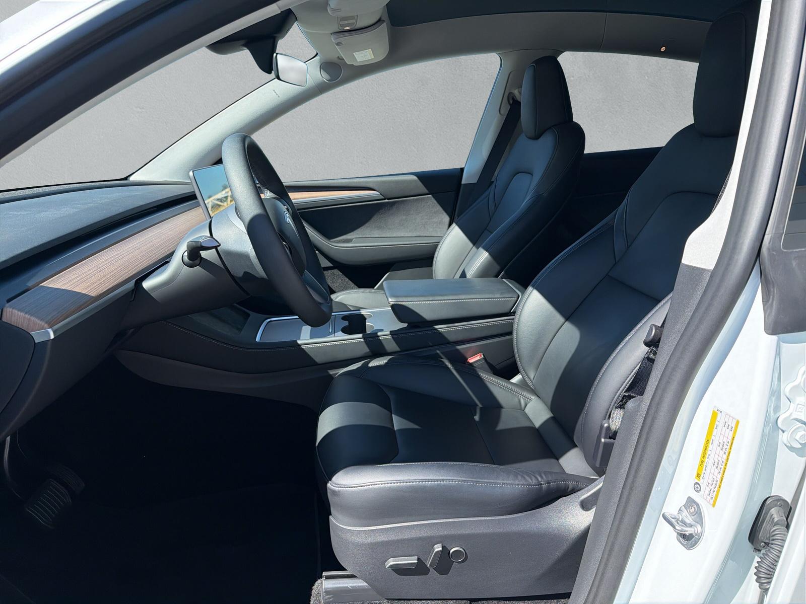 TESLA Model Y Long Range D (CH) - 11