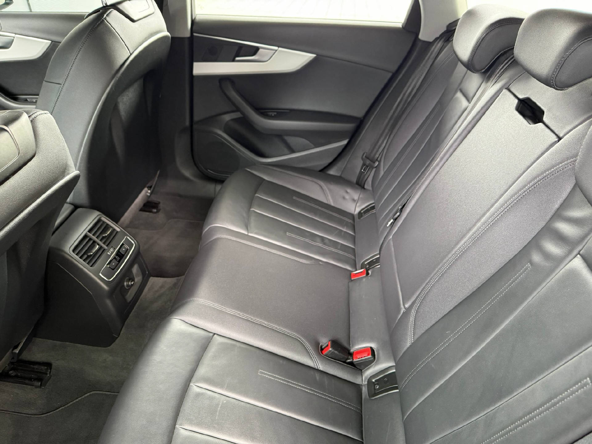 AUDI A4 Avant 2.0 40 TDI Attraction quattro S-Tronic-8