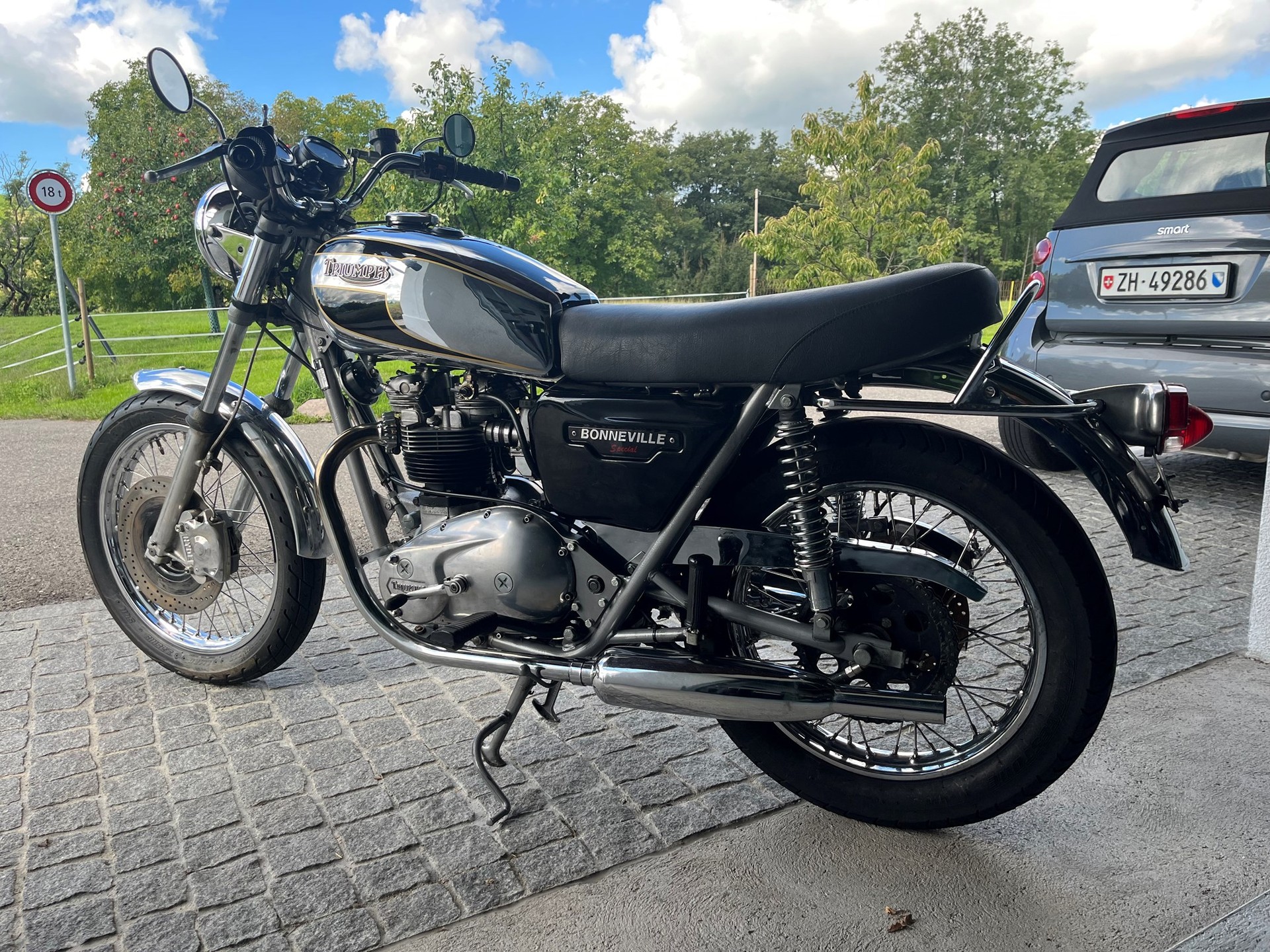 TRIUMPH Bonneville T140 D special - 3