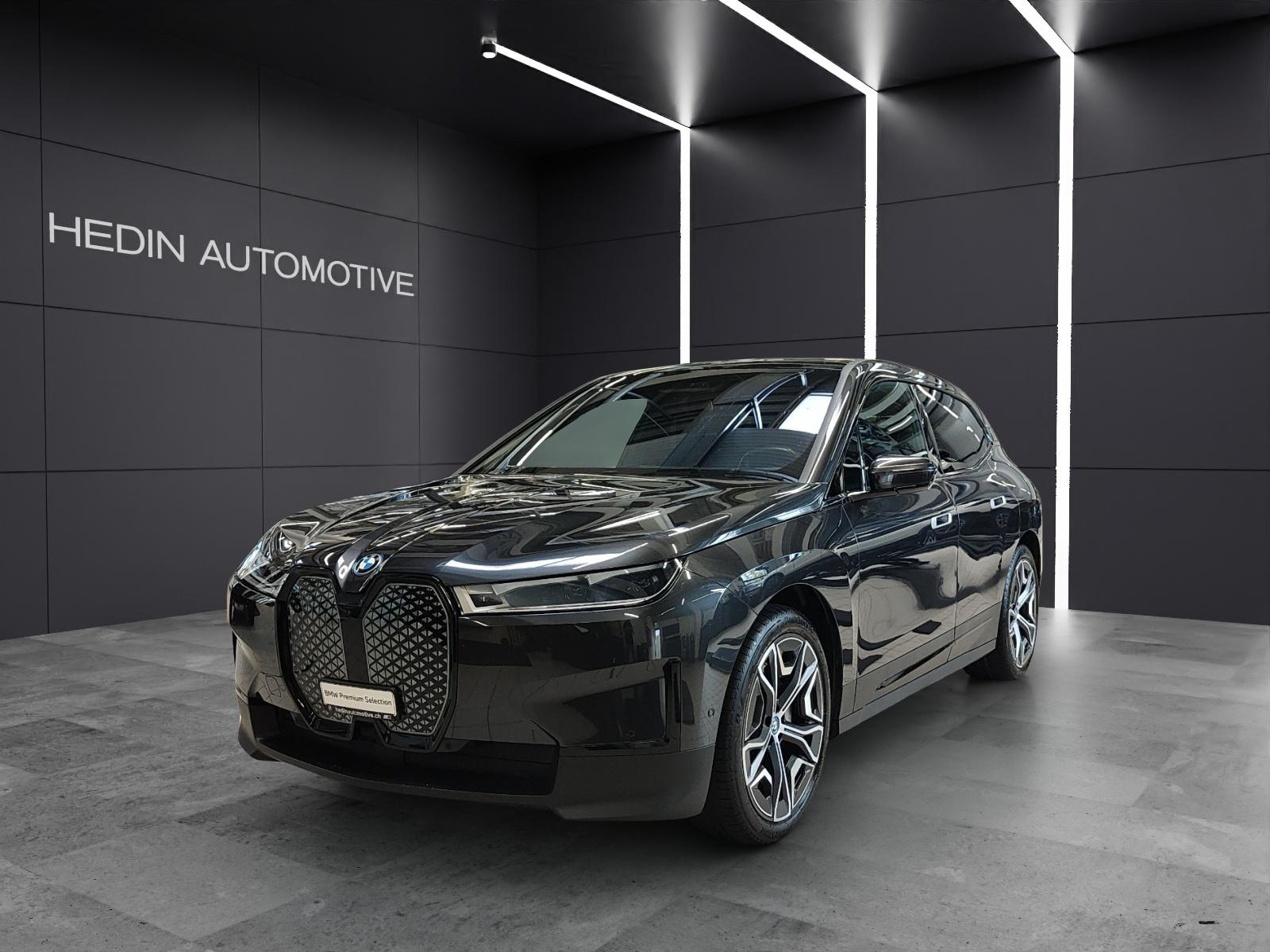 BMW iX xDrive40 Attraktiven Leasingzinssatz ab 0.9 % bei Abschluss einer BMW Fahrzeugversicherung. SUV / Geländewagen