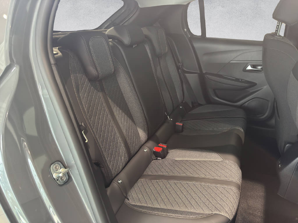 PEUGEOT 208 1.2 Hybrid Allure - 13